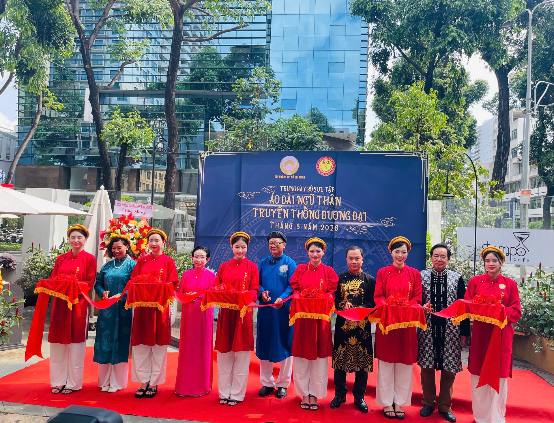 Cắt băng khánh thành sự kiện