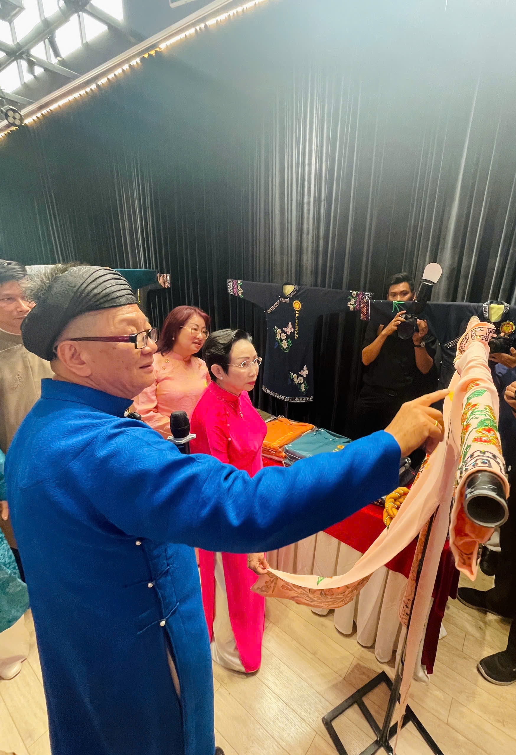 NTK Hà Văn Lợi nói về chất kiệu, màu sắc, họa tiết trang trí trên một mẫu thiết kế