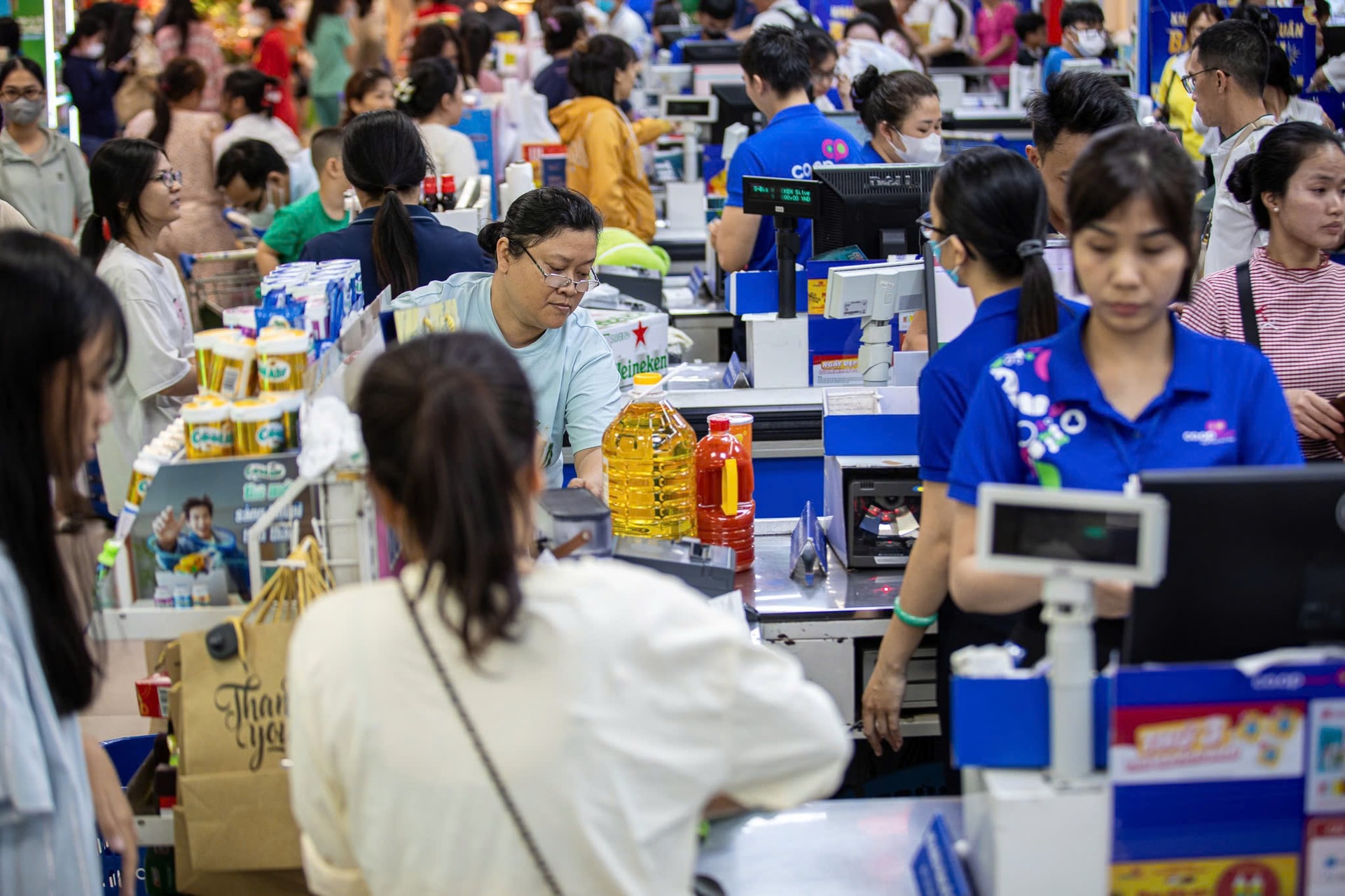 Chương trình 8_3 mang đến không gian mua sắm rộn ràng và nhiều lựa chọn thiết thực.