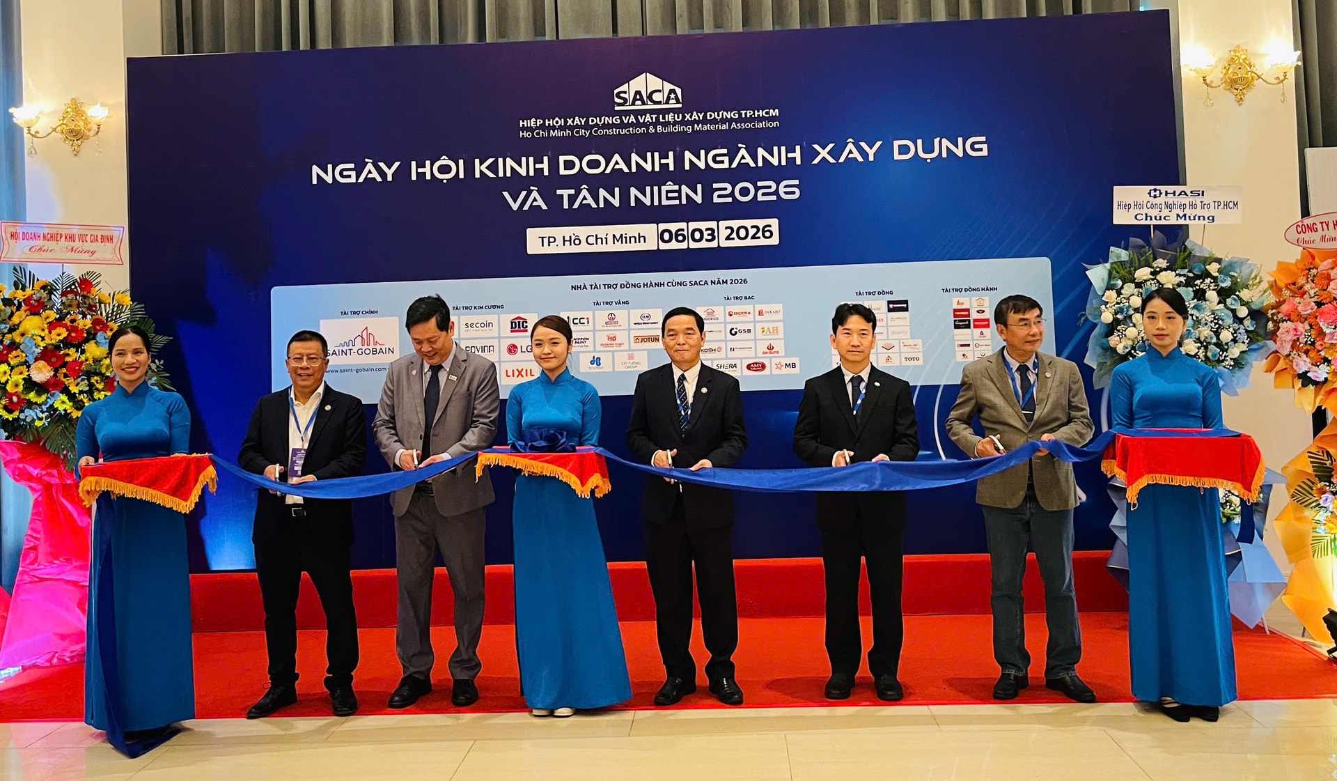 Cắt băng bắt đầu sự kiện ngày hội SACA