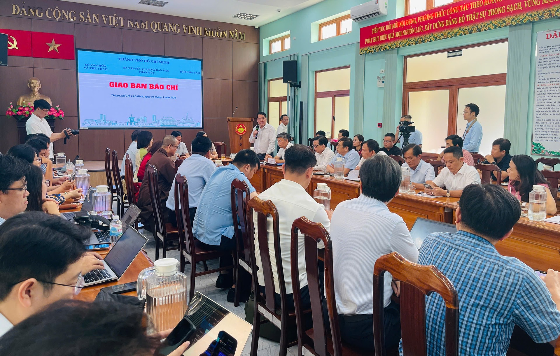 Ông Nguyễn Tấn Phong trả lời thắc mắc của các phóng viên báo đài về công tác bầu cử