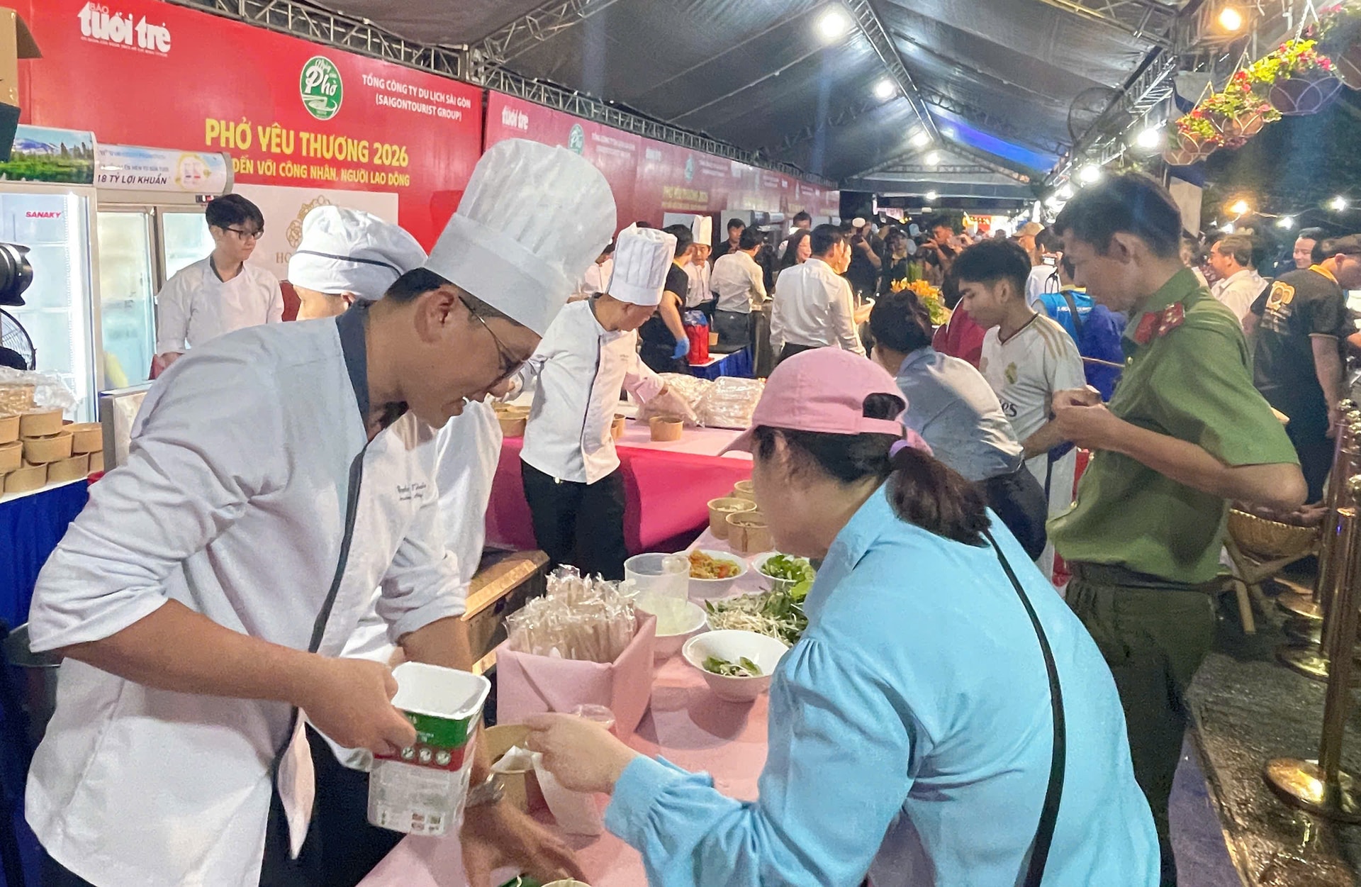 Các đầu bếp phục vụ tận tình các thực khách