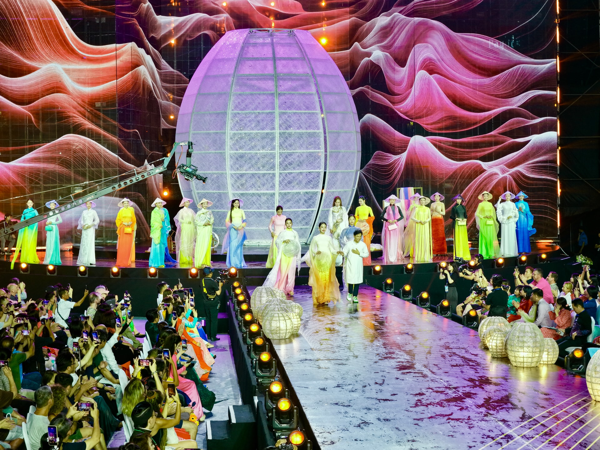 Sân khấu trang hoàng lộng lẫy