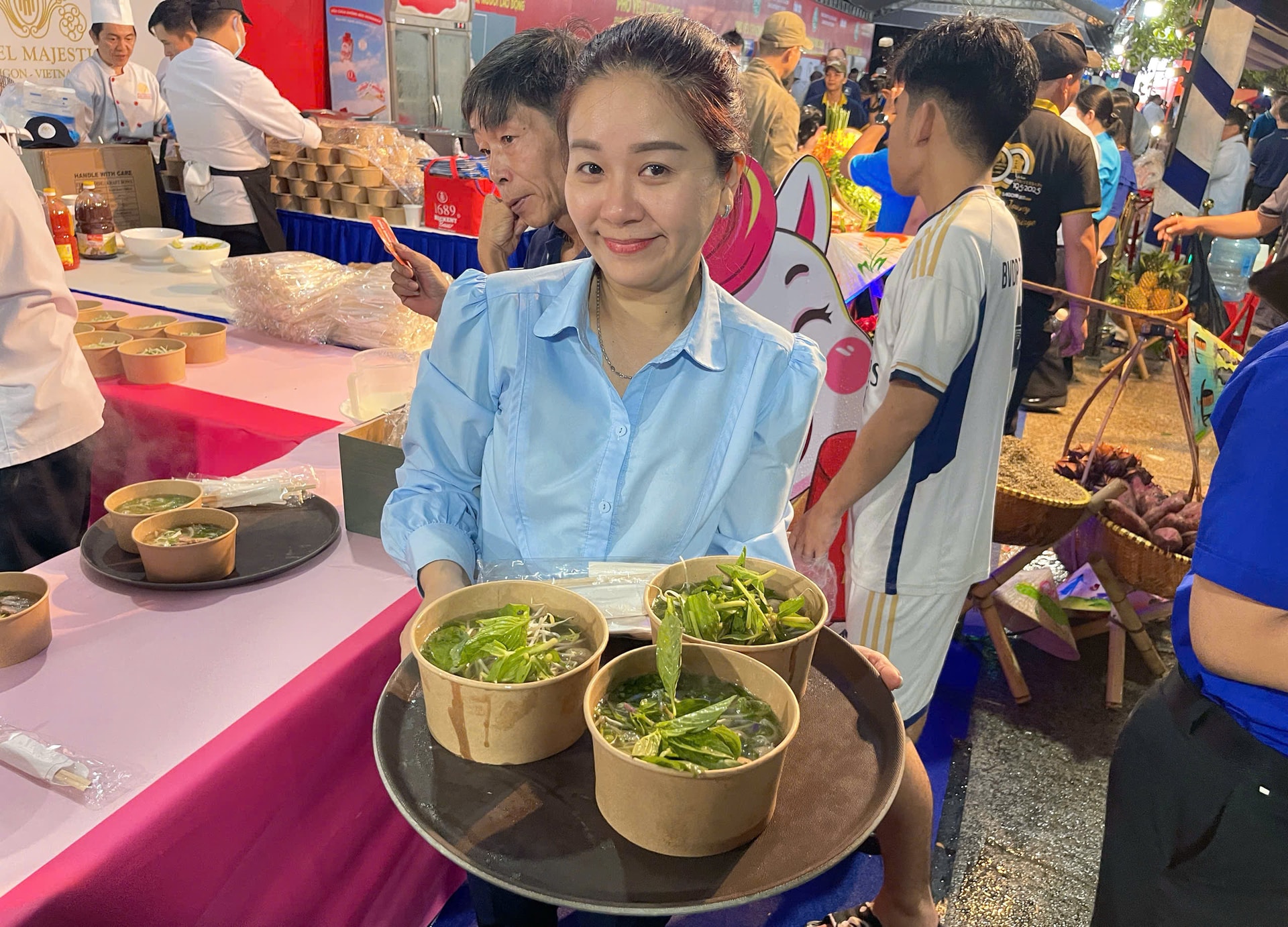 Những tô phở nóng hổi thơm ngon được trao tận tay người lao động trong sự kiện