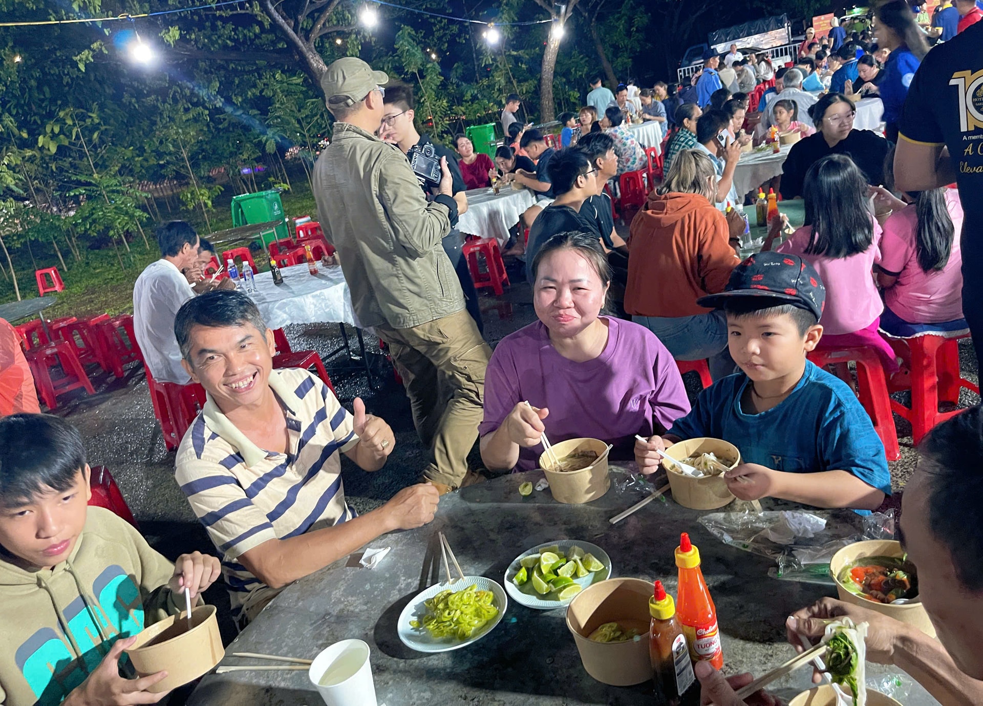 Vẻ mặt hân hoan của gia đình anh Nam - công nhân KCN xã Bàu Bàng