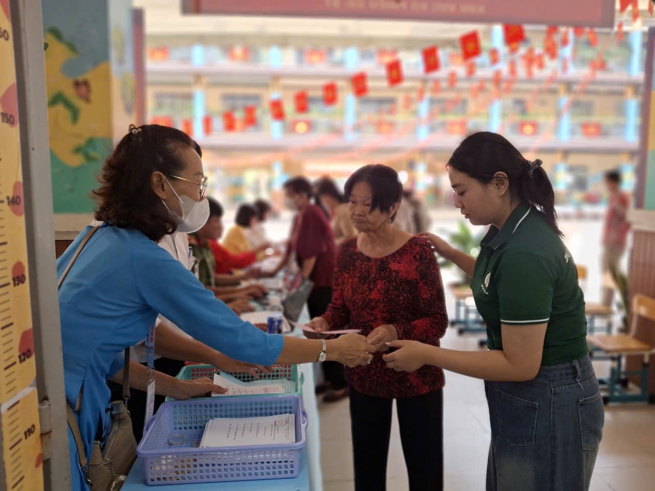 Bà Nguyễn Thị Thềm - 80 tuổi ngụ tại VDL Tâm An tham gia bầu cử