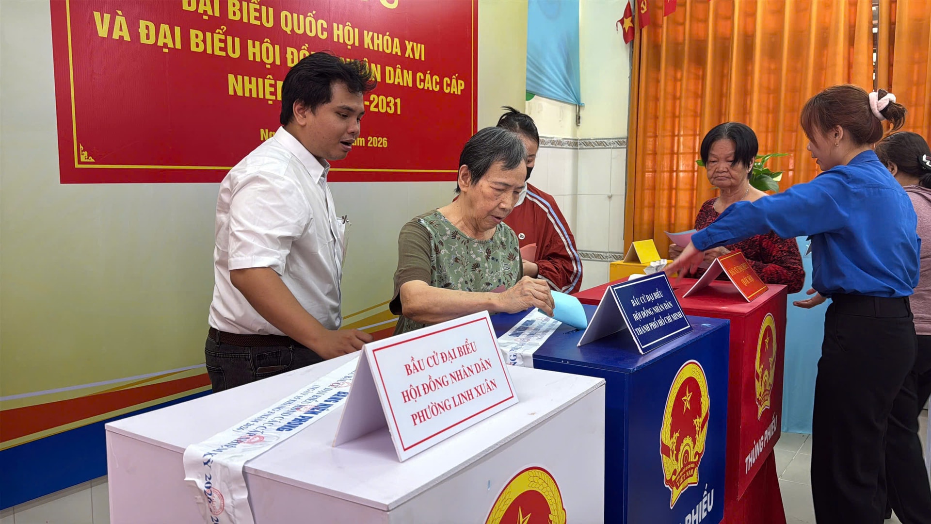 Bà Võ Thị Sương - 80 tuổi ngụ tại VDL Tâm An tham gia bỏ phiếu bầu cử