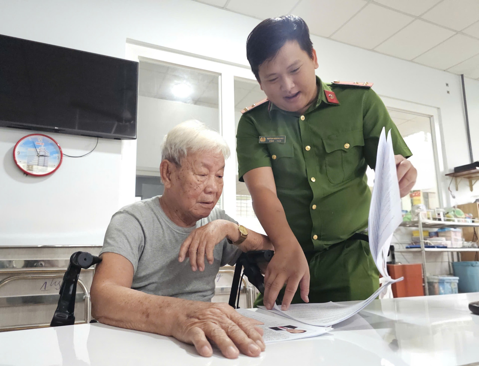 Cán bộ phường Linh Xuân đến VDL Tâm An hướng dẫn thông tin bầu cử cho NCT (1)