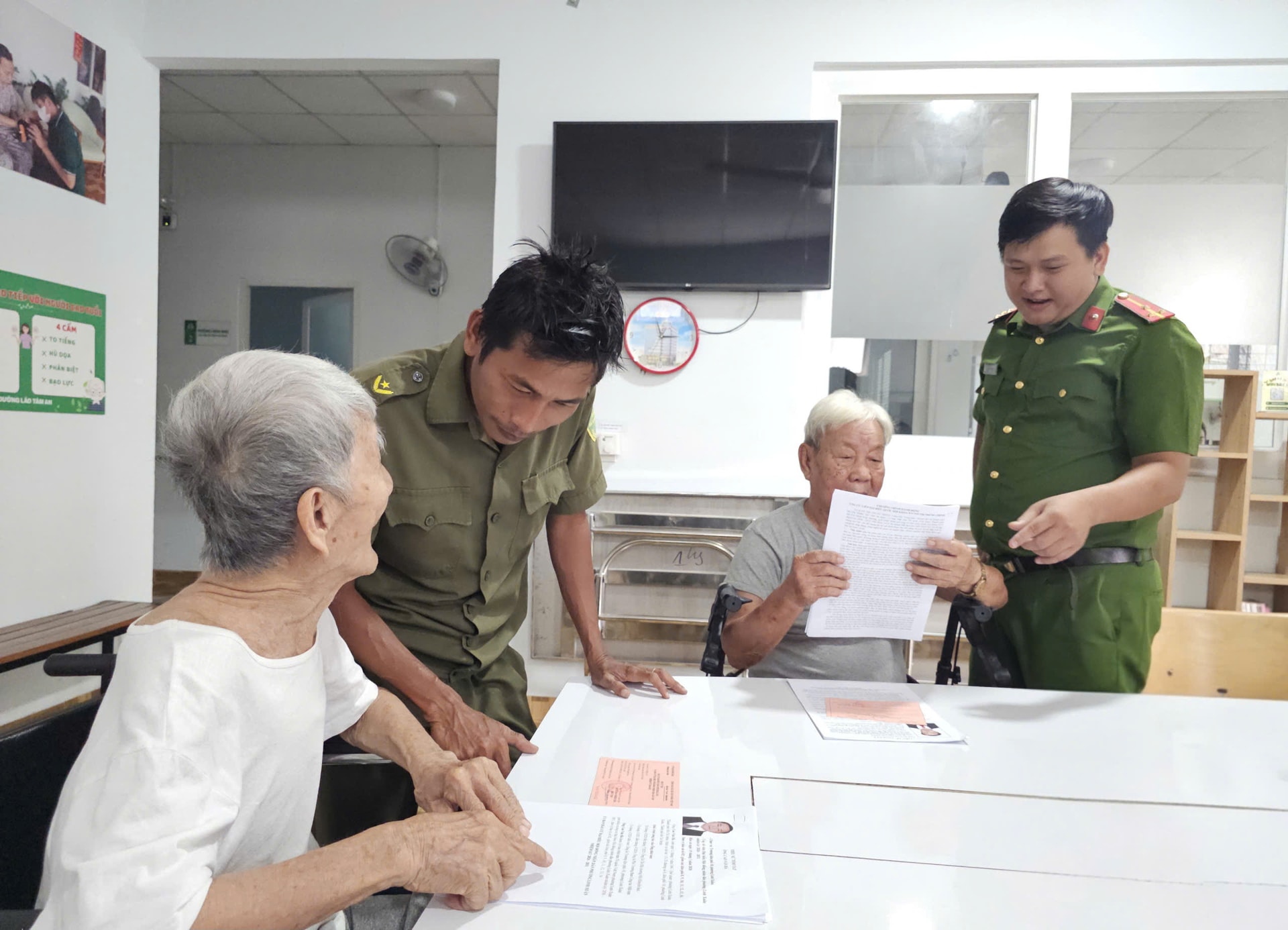 Cán bộ phường Linh Xuân đến VDL Tâm An hướng dẫn thông tin bầu cử cho NCT (2)