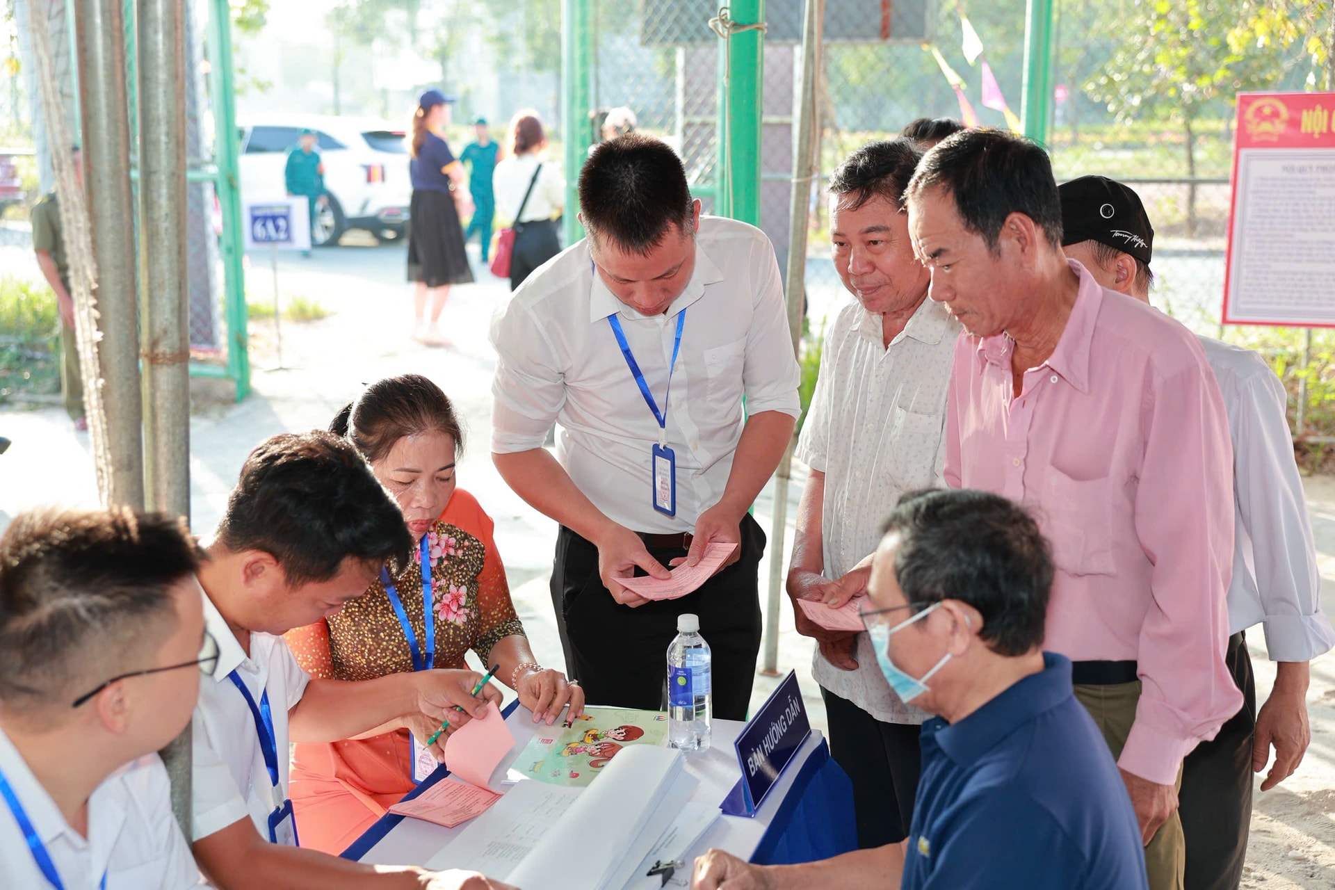 Cán bộ hướng dẫn cử tri cách thức bầu cử hợp lệ