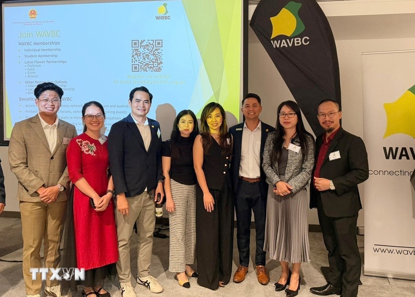 Đoàn doanh nghiệp chụp hình cùng Tổng Lãnh Sự VN 