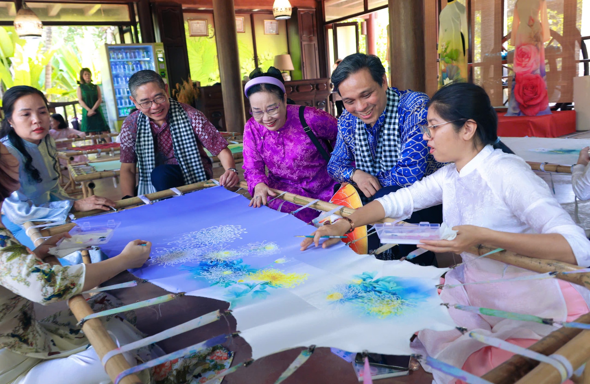 Các khách mời thích thú khi được hướng dẫn vẽ trên lụa