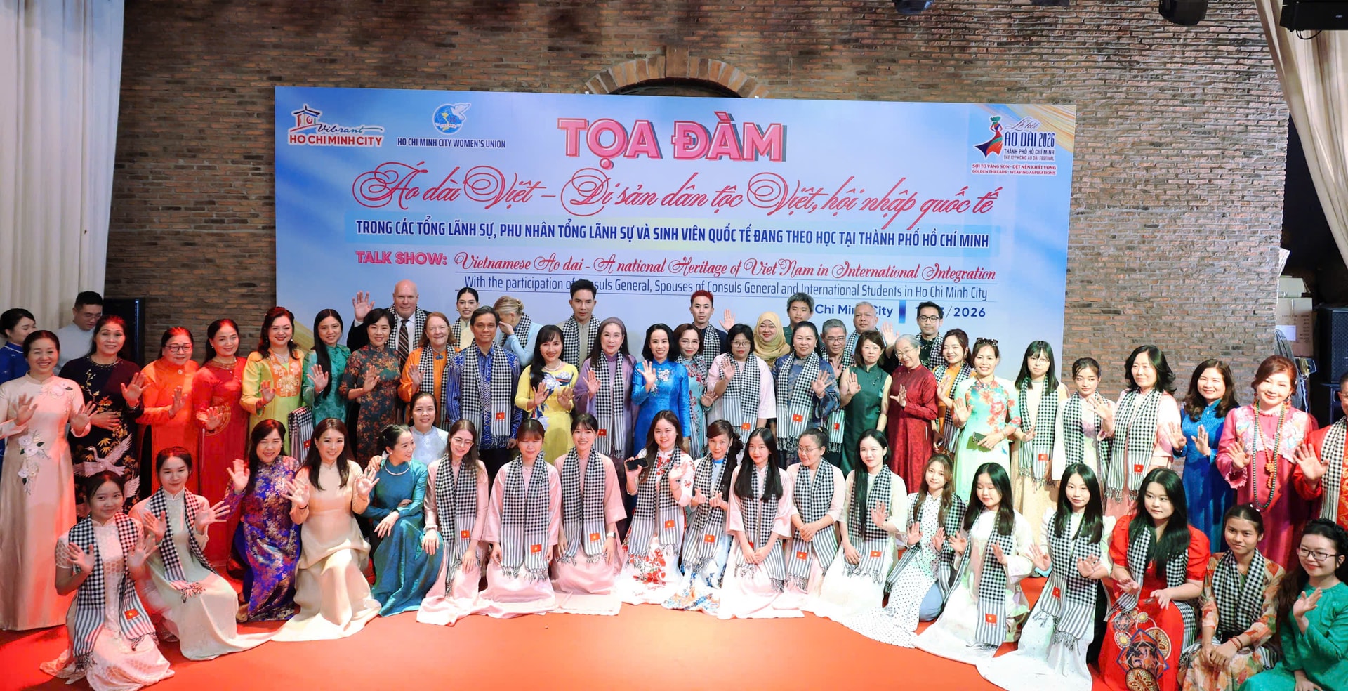 Đông đảo khách mời chụp hình tại sự kiện