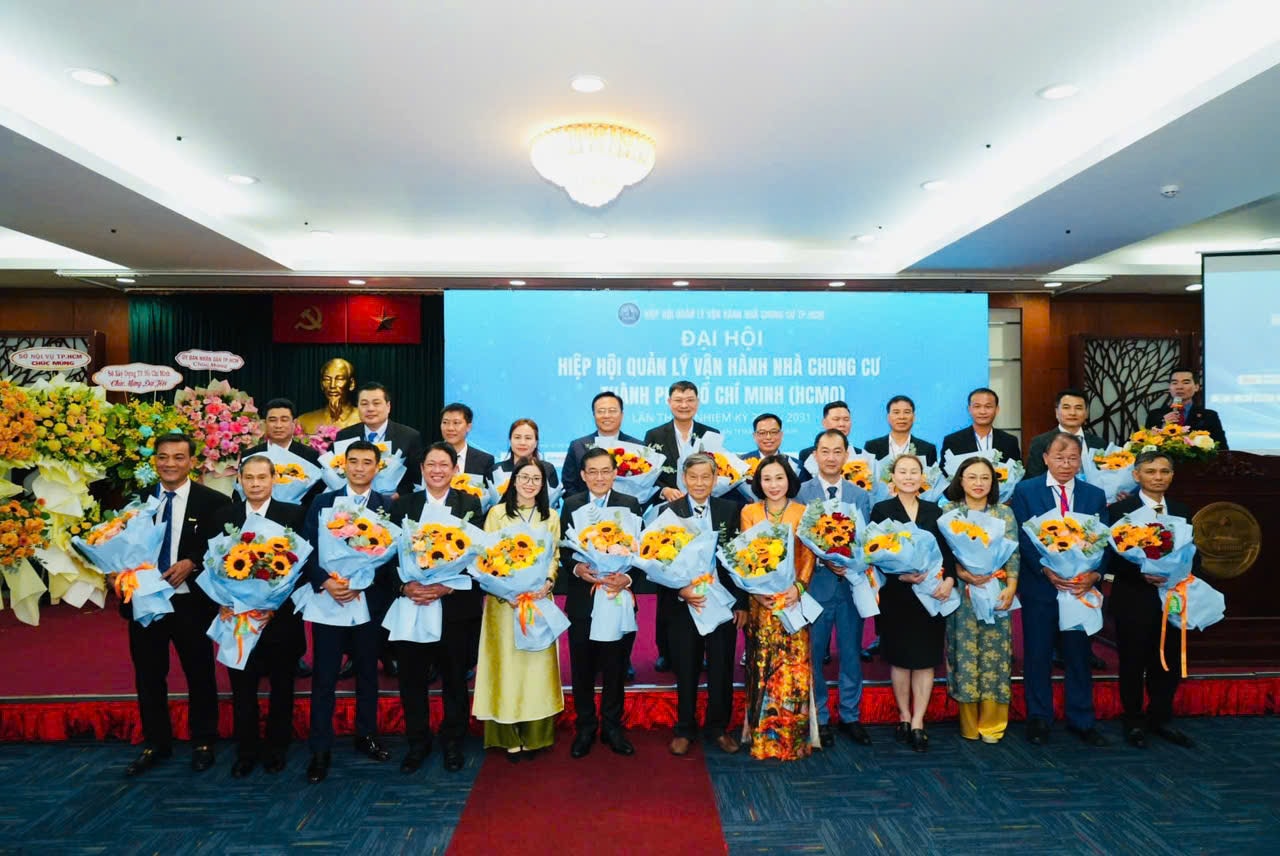 9 thành viên Ban Thường vụ nhiệm kỳ I (2026-2031) và 23 thành viên Ban Chấp hành cùng chụp hình lưu niệm