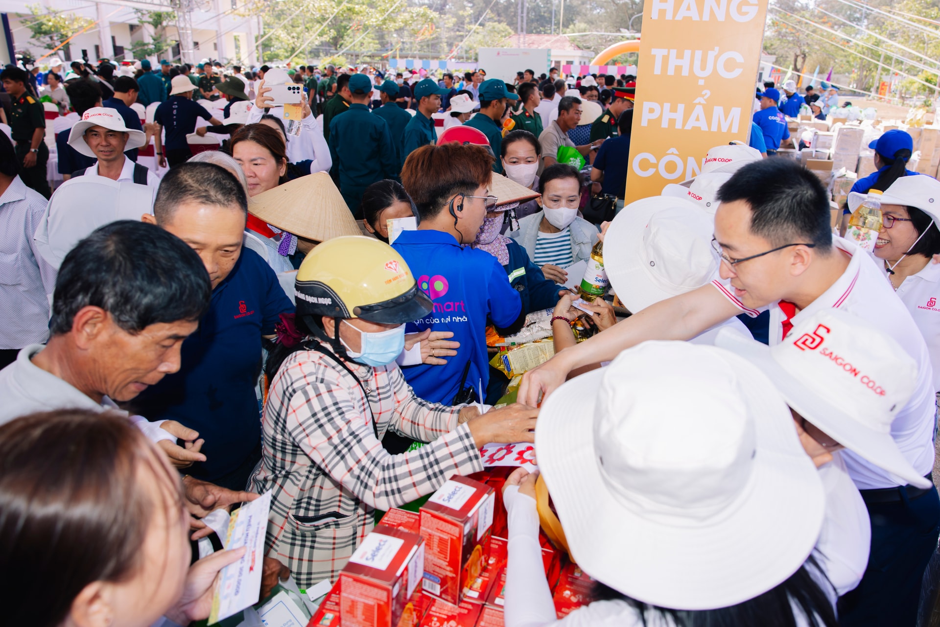 Bà con háo hức mua sắm tại Phiên chợ Nghĩa tình biển đảo