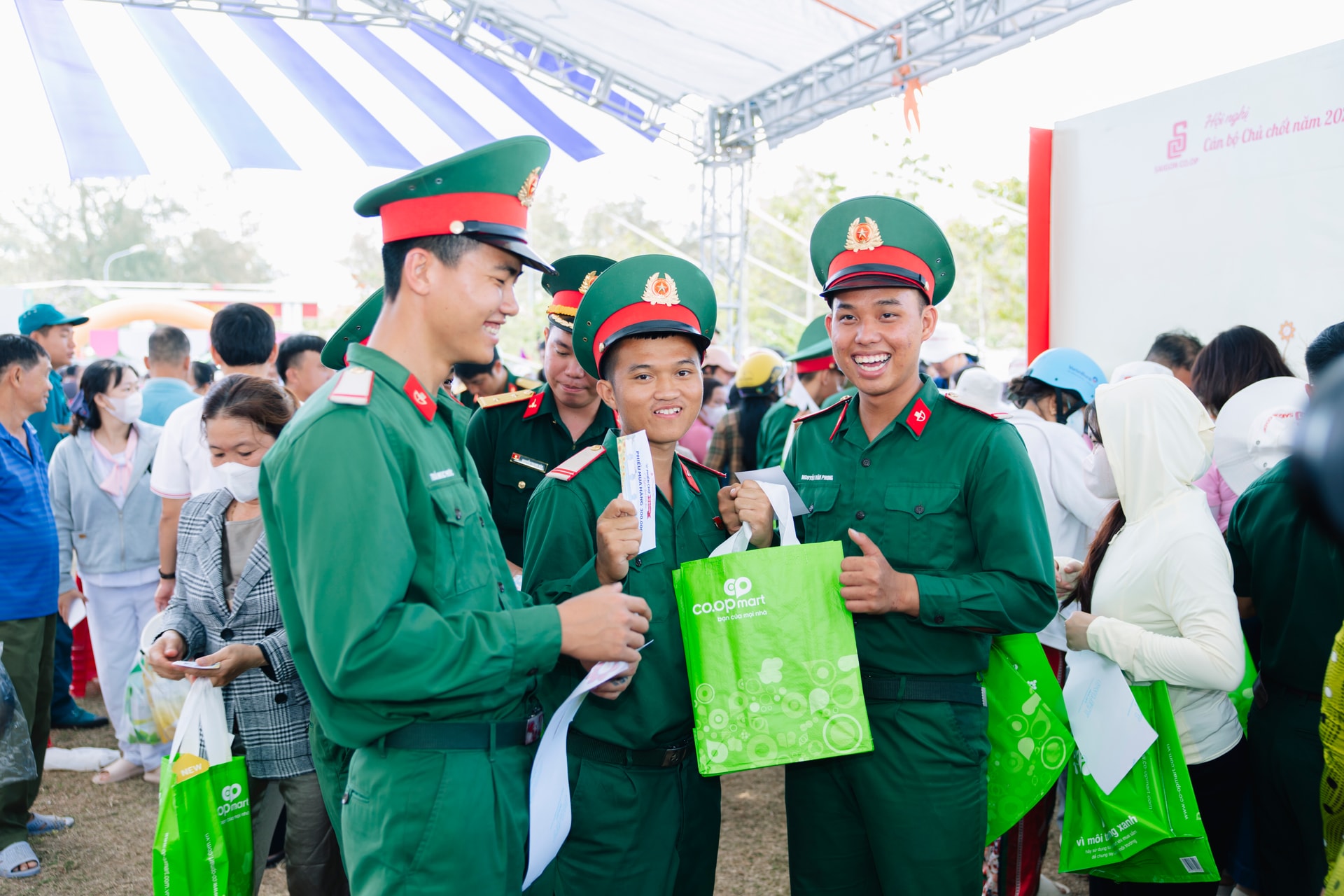 Các cán bộ, chiến sĩ bộ độ náo nhiệt mua sắm tại Phiên chợ