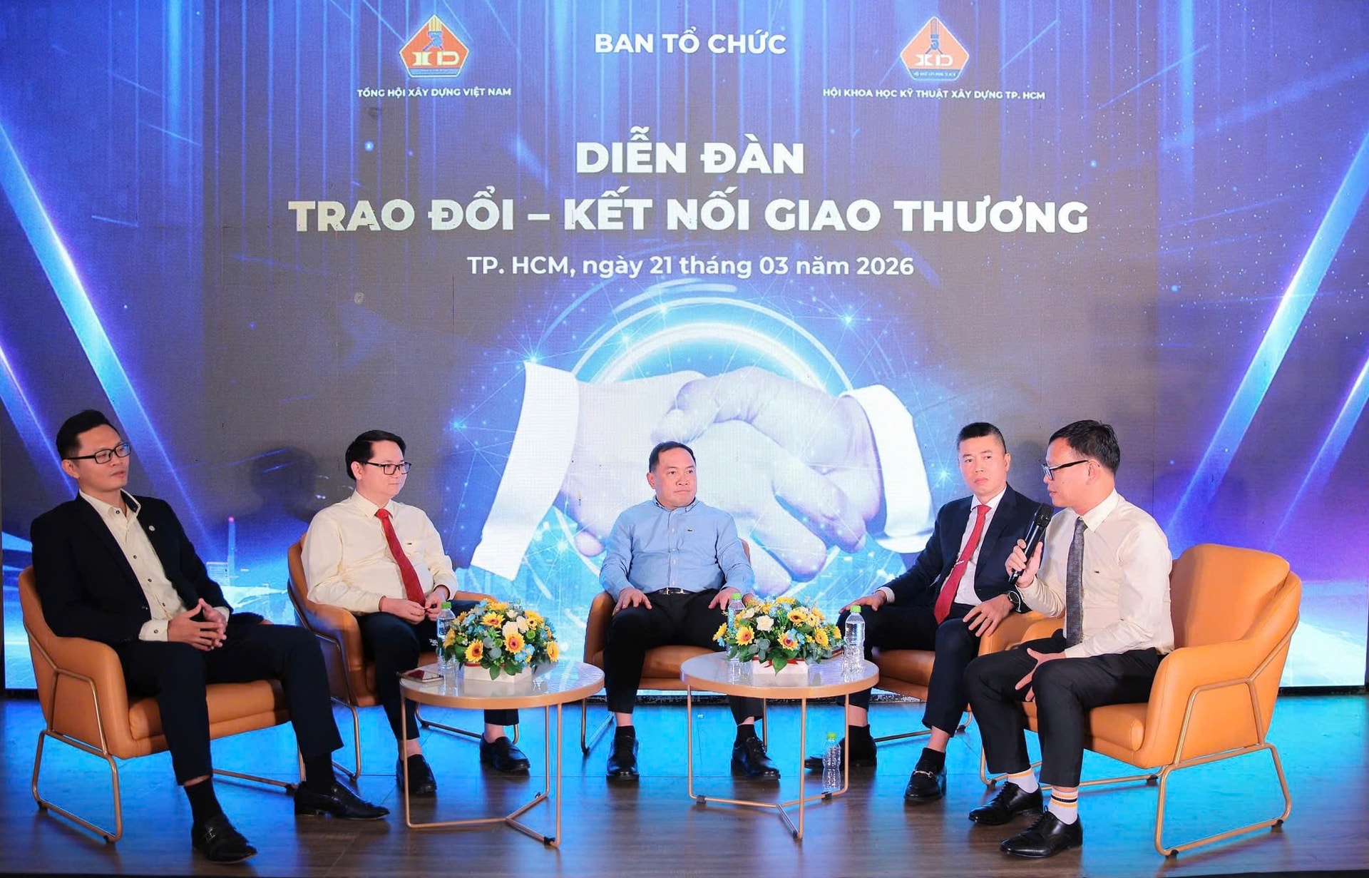 Các diễn giả trong buổi tọa đàm “Kinh nghiệm đấu thầu và kết nối giao thương”