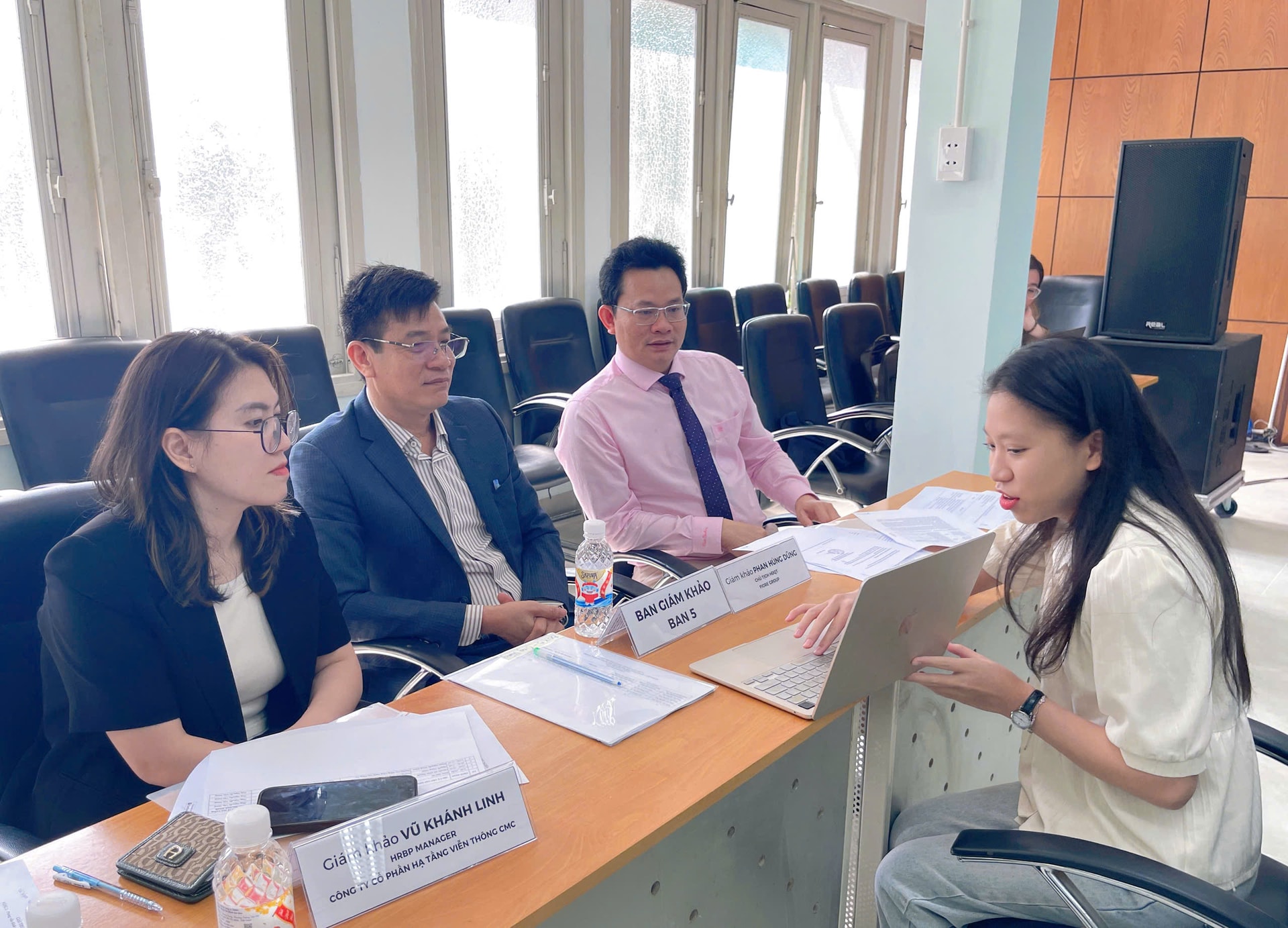 Sinh viên tự tin trình bày ý tưởng của mình trước ban giám khảo