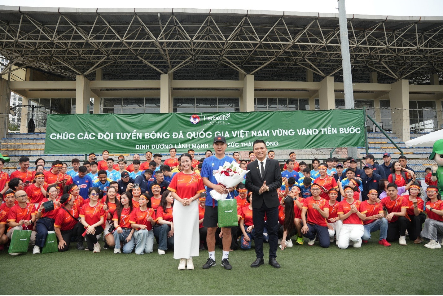 Đại diện Herbalife Việt Nam cùng các thành viên đã đến thăm, giao lưu và động viên tinh thần các cầu thủ