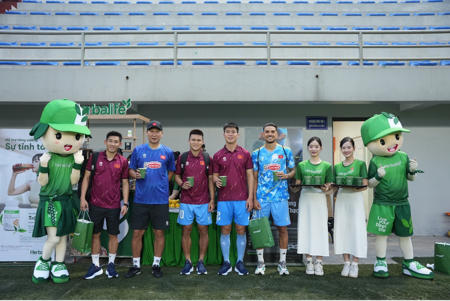 Huấn luyện viên Kim Sang-sik cùng các cầu thủ Đội tuyển Bóng đá Qu1o6c gia Việt Nam