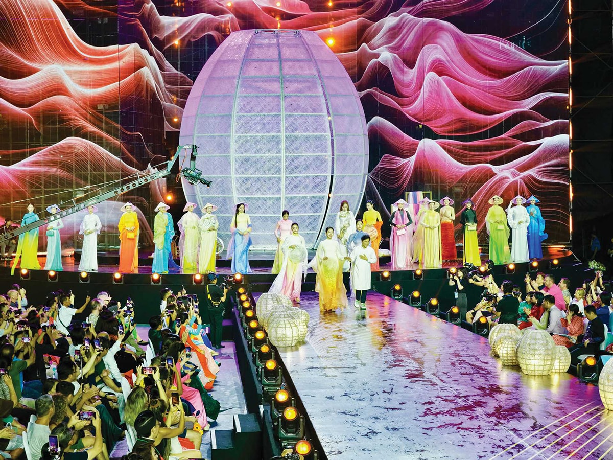 Bài 3. Sàn diễn trong khuôn khổ Lễ hội Áo dài 2026 - Hoạt động được định vị là sự kiện văn hoá - du lịch thường niên của TP.HCM 