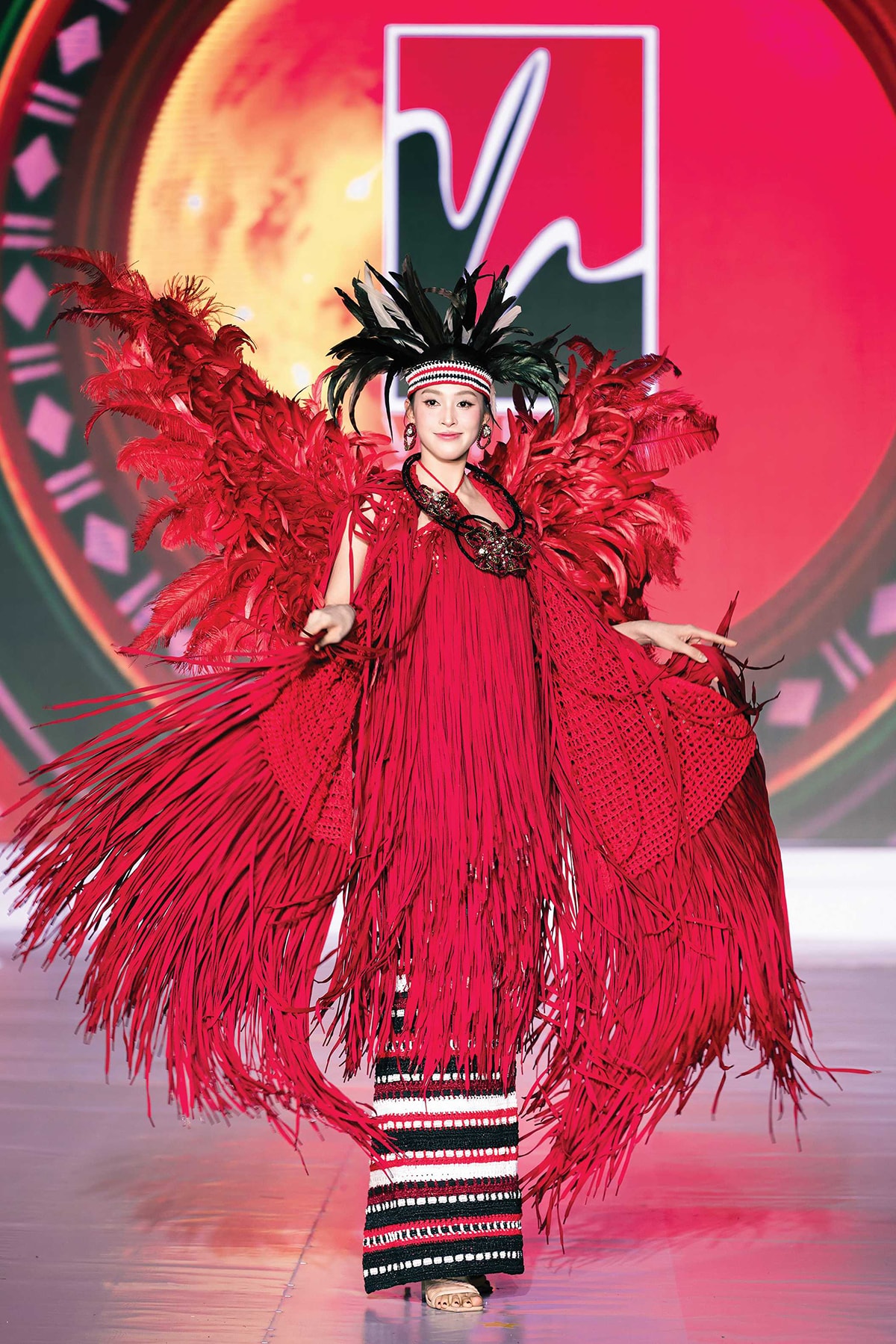 NTK Việt Hùng tái hiện họa tiết thổ cẩm bằng kỹ thuật móc len sợi