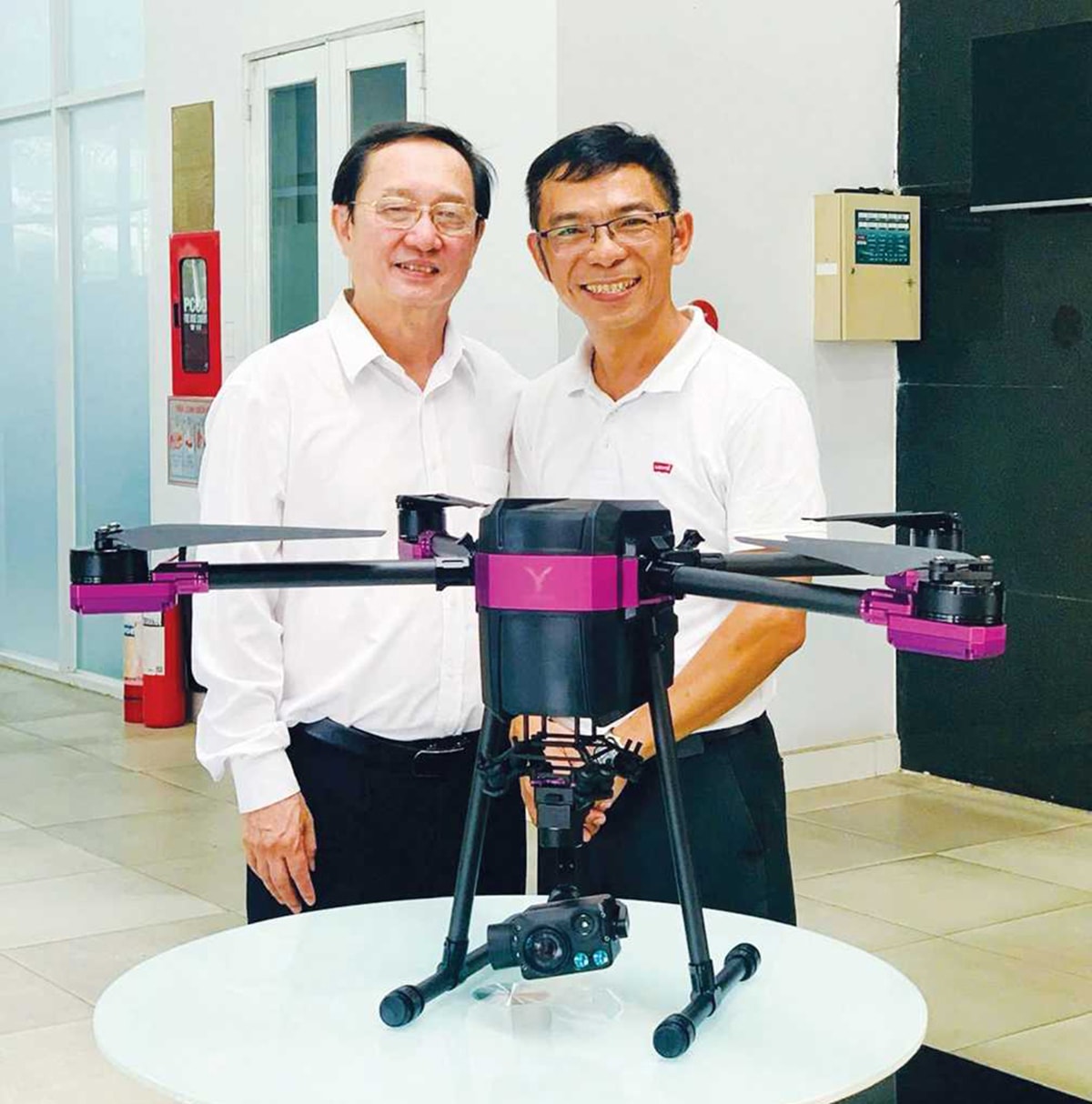 Ông Trần Anh Tuấn (bên phải) giới thiệu drone Vatomus 850 do Saolatek nghiên cứu phát triển với Phó trưởng ban Tuyên giáo và Dân vận Trung ương Huỳnh Thành Đạt copy