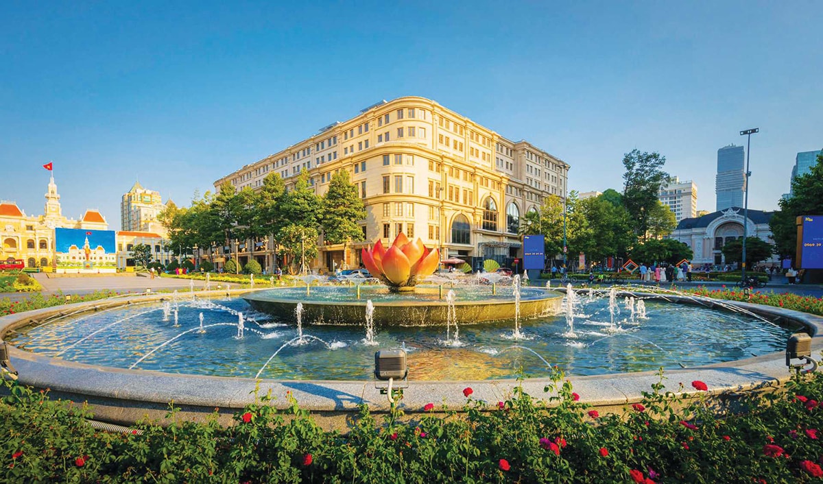 Với đóng góp khoảng 25% GDP cả nước, Thành phố là trung tâm kinh tế lớn nhất Việt Nam. Ảnh Nguyễn Đạt