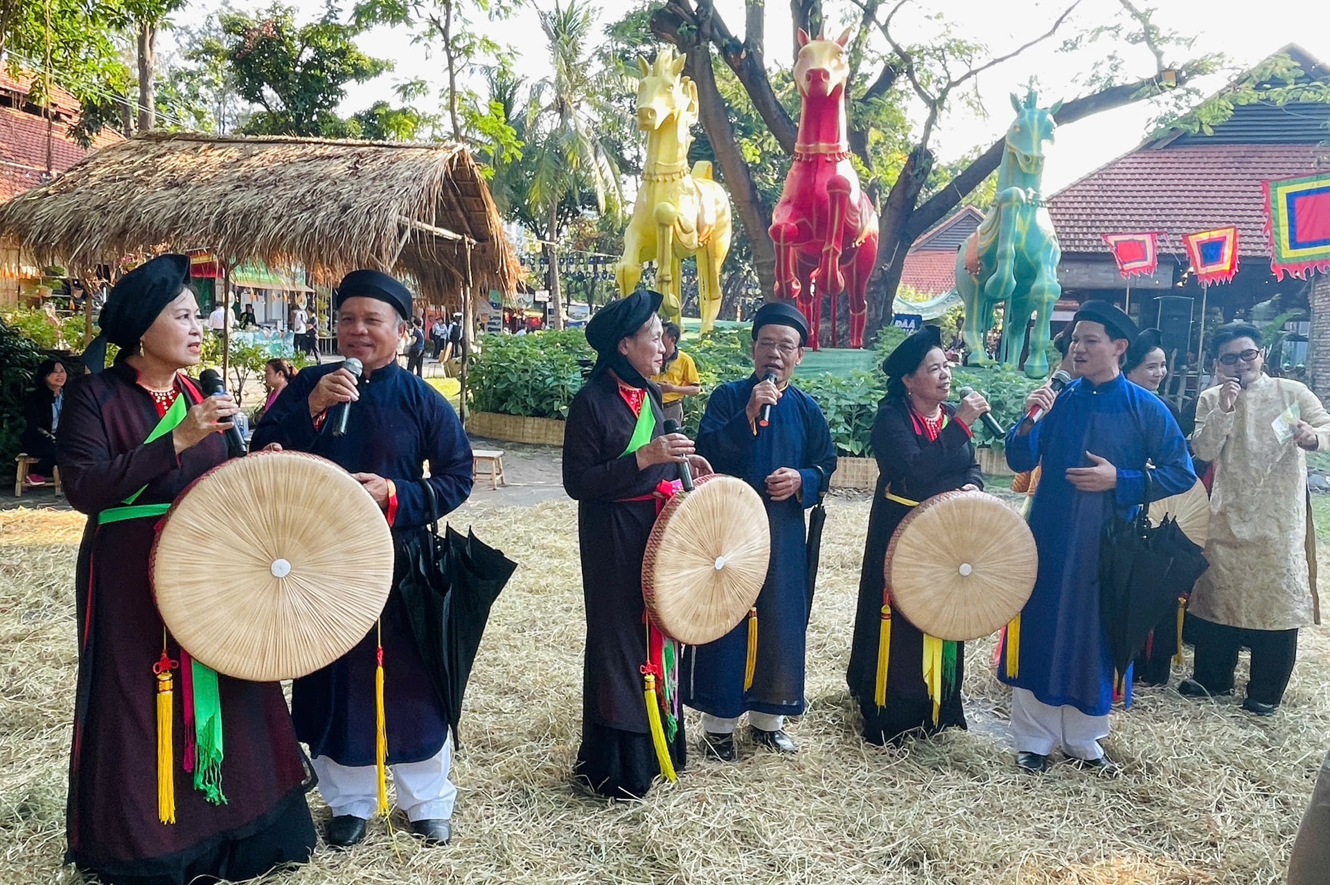 Các liền anh, liền chị biểu diễn tiết mục Quan họ Bắc Ninh