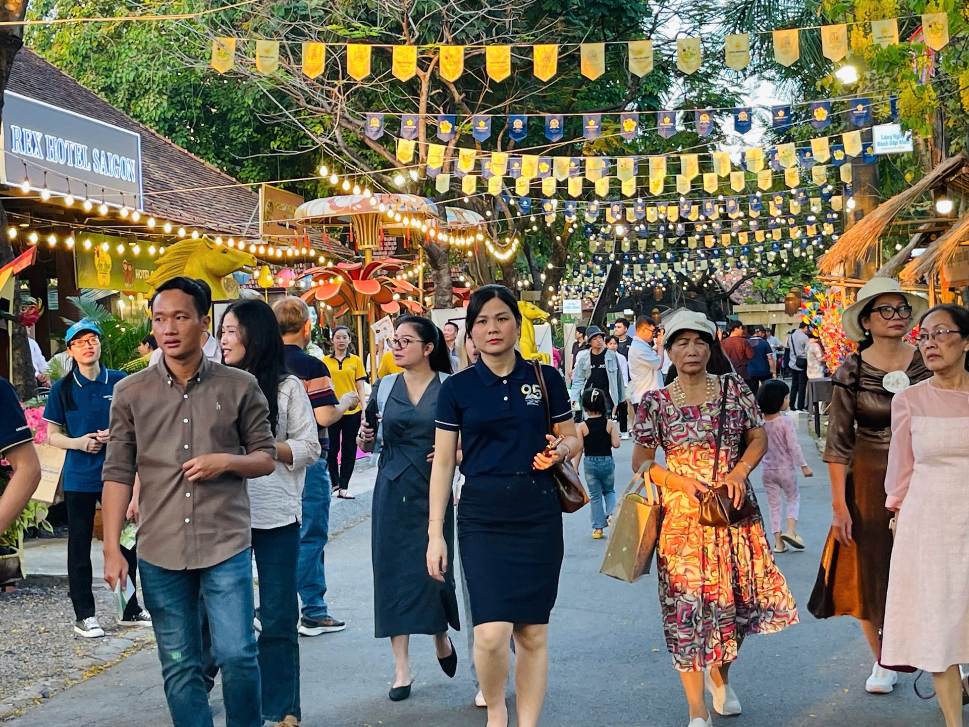 Dòng người kéo vô khu vực tổ chức lễ hội ngày một đông