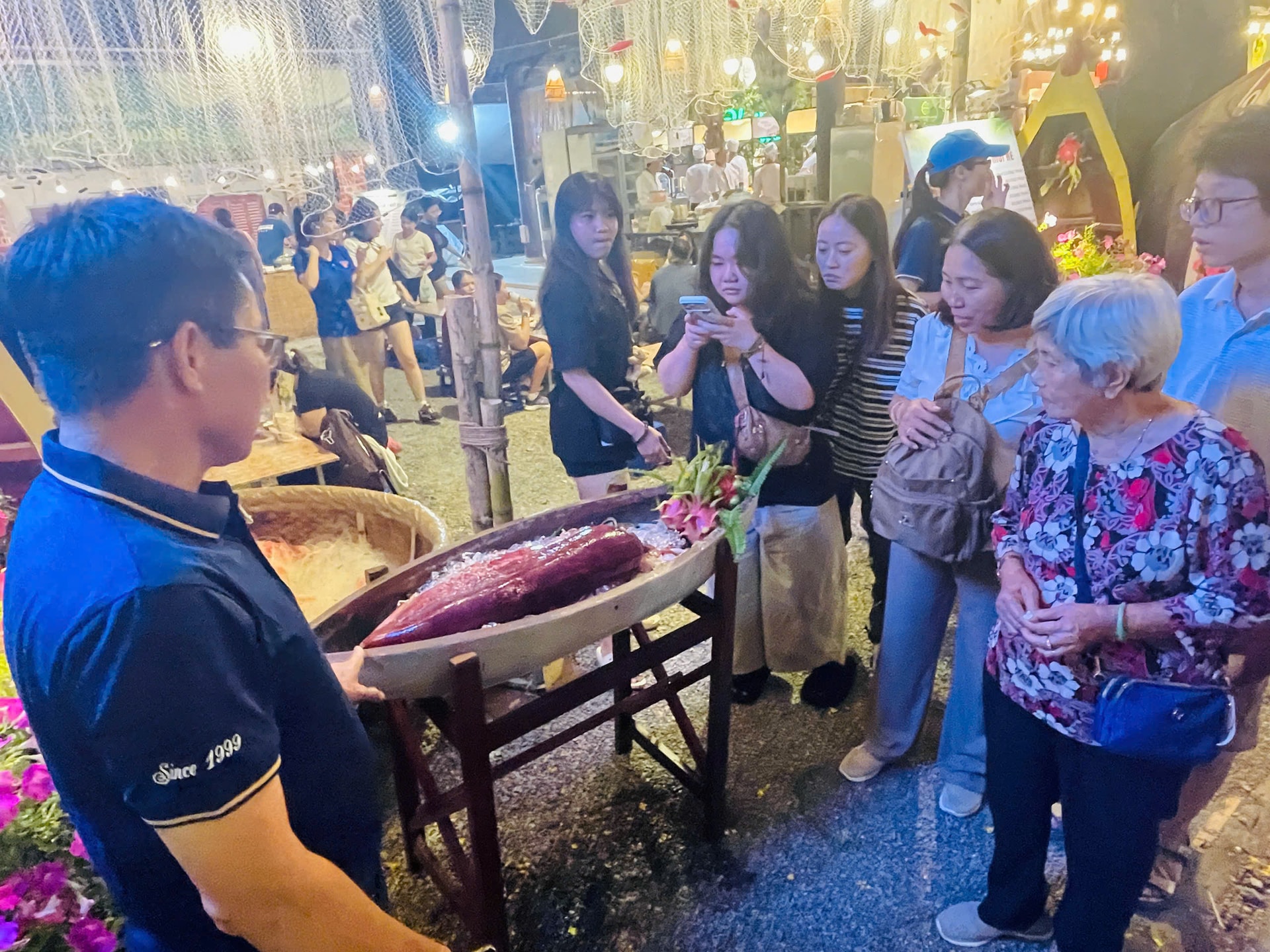 Du khách tham quan con mực 15 kg tại một gian hàng của sự kiện