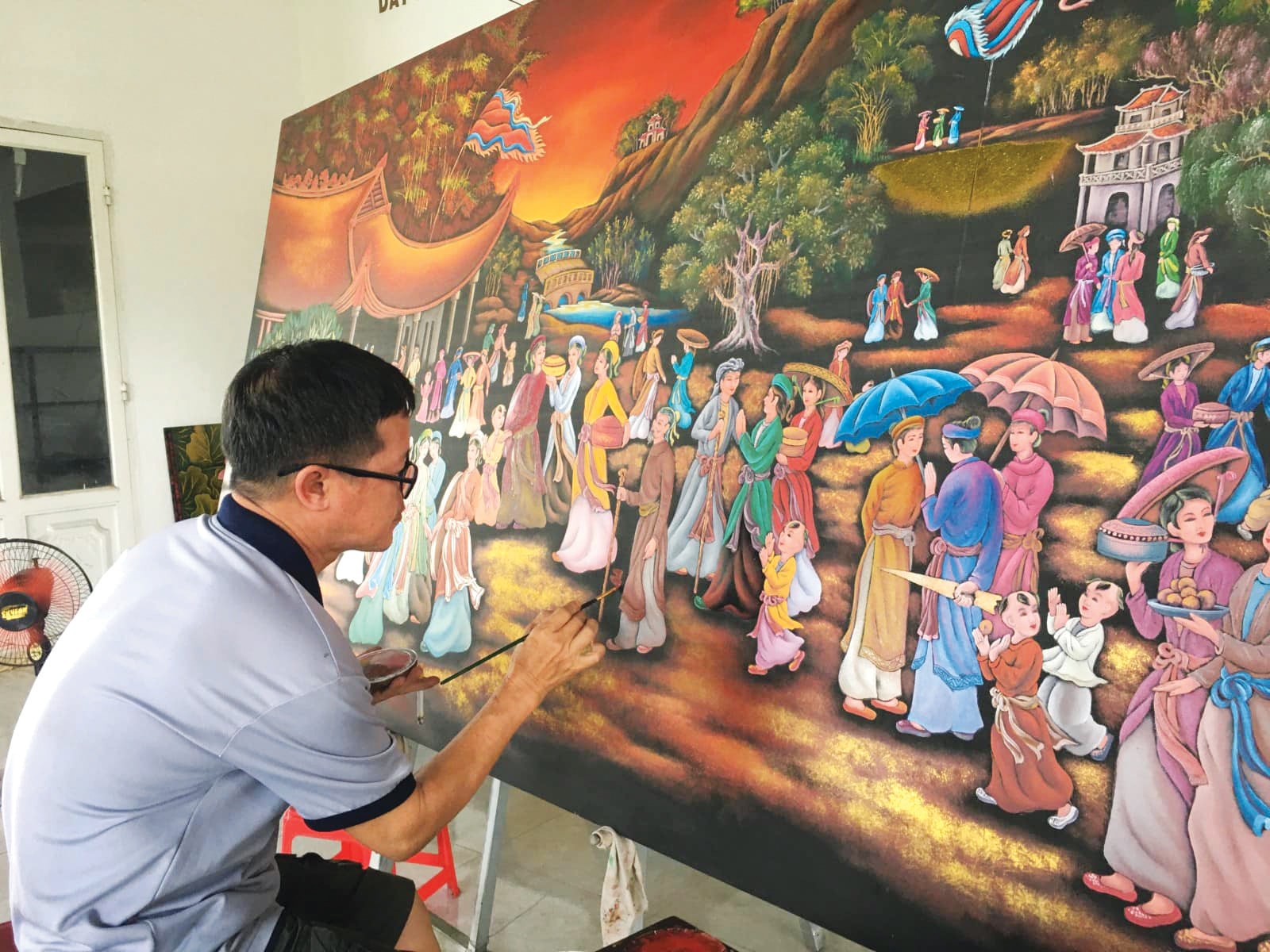 Nghệ nhân sơn mài ở làng nghề Tương Bình Hiệp