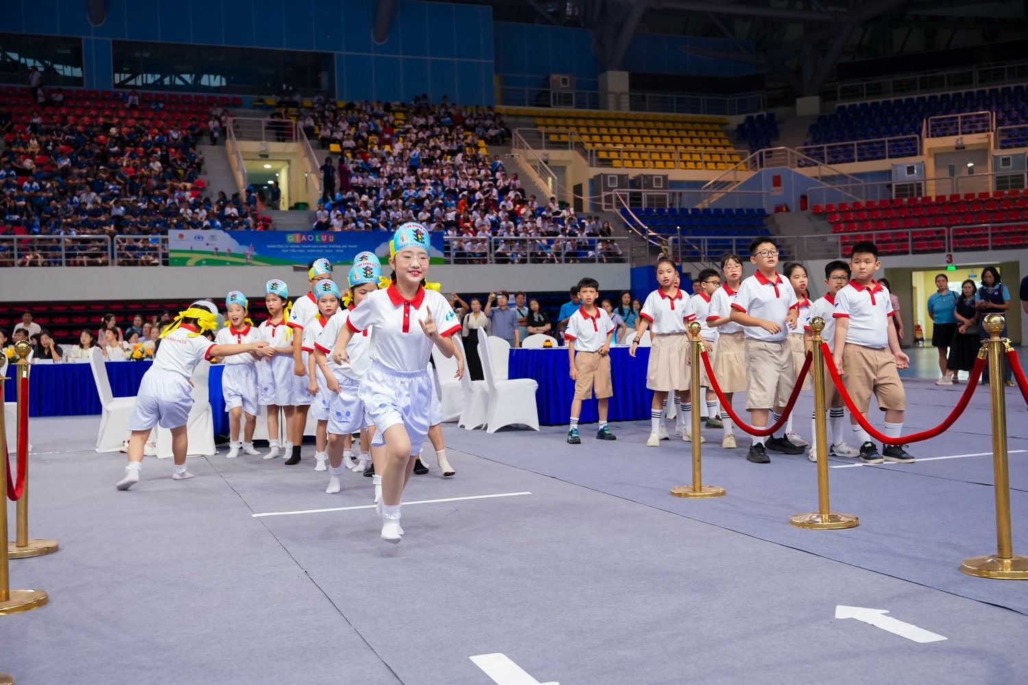 Phần giao lưu kiến thức với trò chơi Chạy tiếp sức (2)