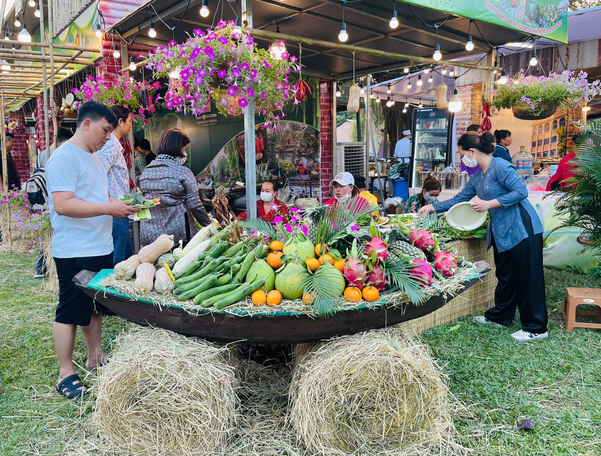 Trang trí quầy hàng sinh động với rất nhiều loại rau củ