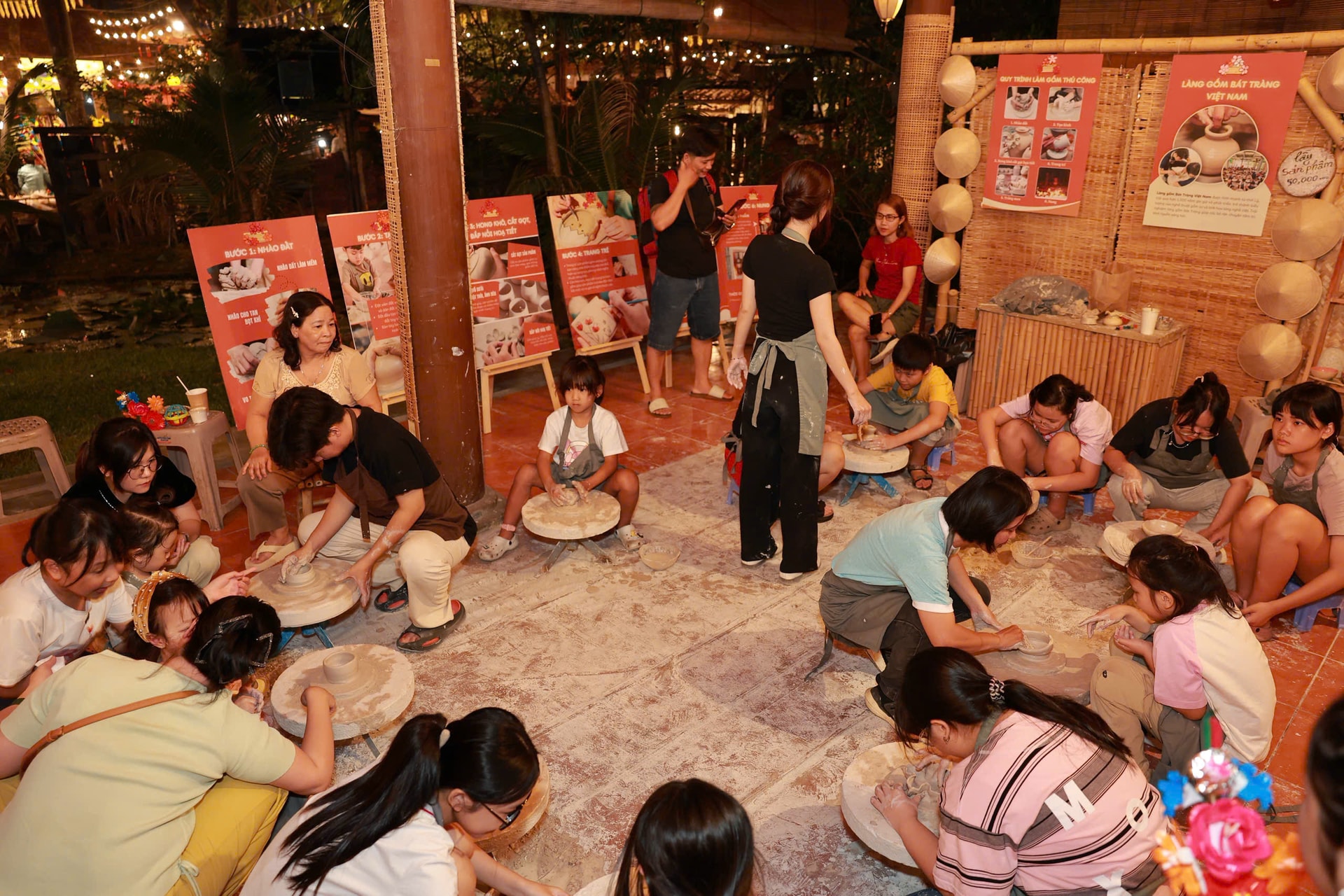 Các bạn nhỏ trải nghiệm workshop làm gốm tại lễ hội