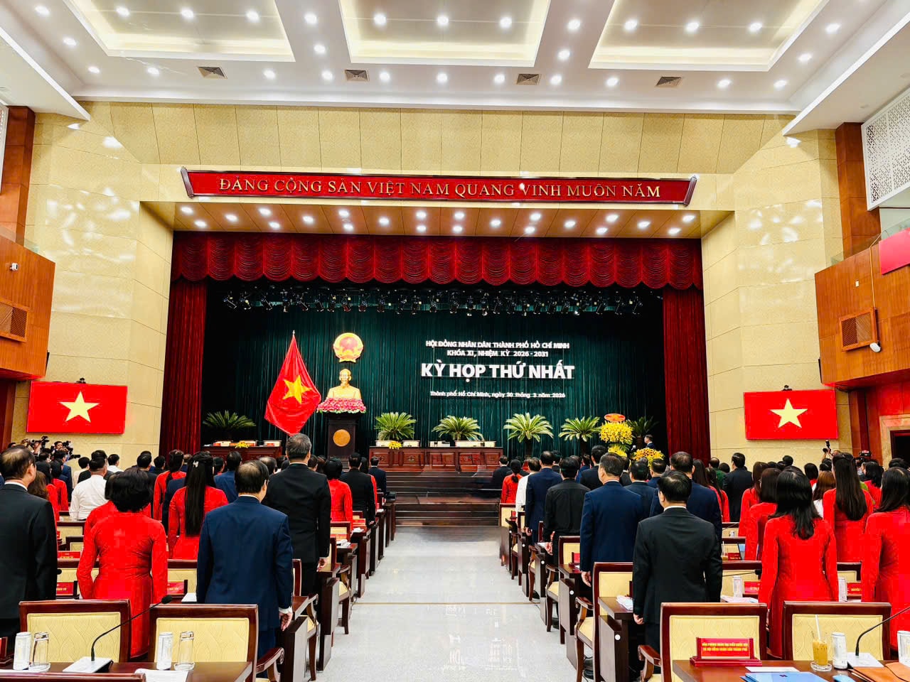 Các đại biểu HĐND TP.HCM khóa XI thực hiện nghi thức chào cờ tại kỳ họp