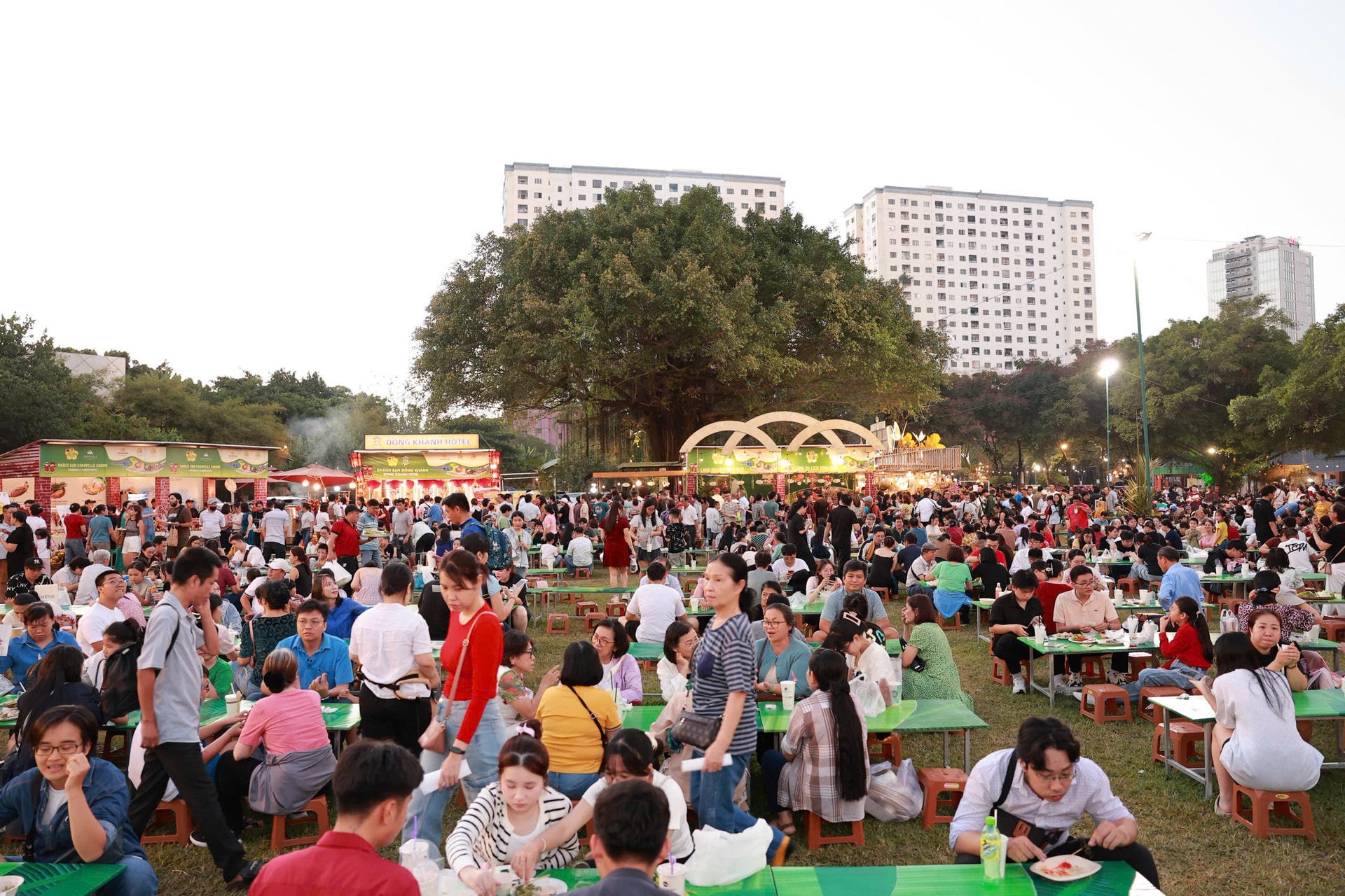 Lễ hội năm 2026 thu hút gần 80.000 lượt khách, tăng khoảng 10.000 lượt so với năm trước, duy trì không khí sôi động xuyên suốt 4 ngày