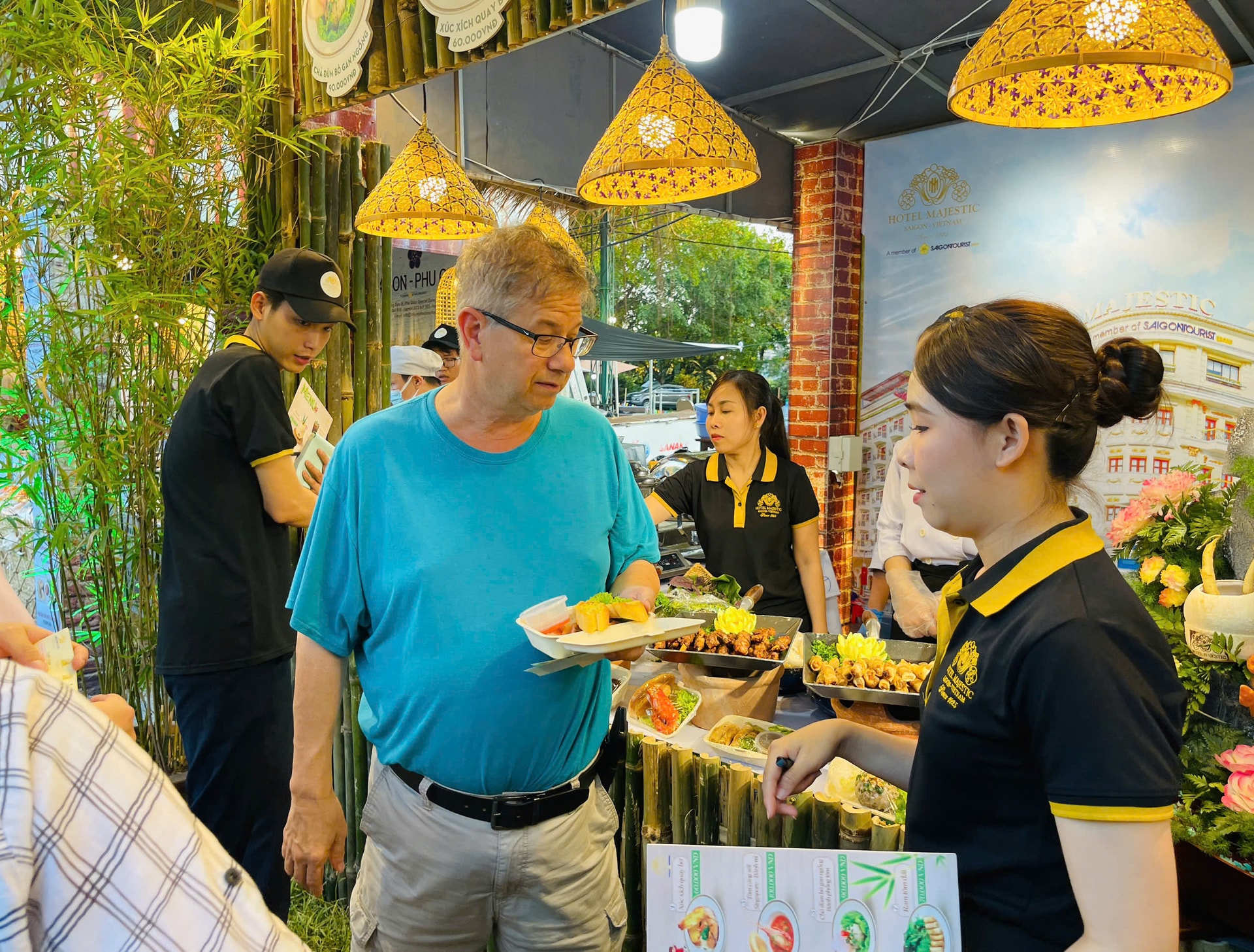 Khách nước ngoài thưởng thức đặc sản tại lễ hội