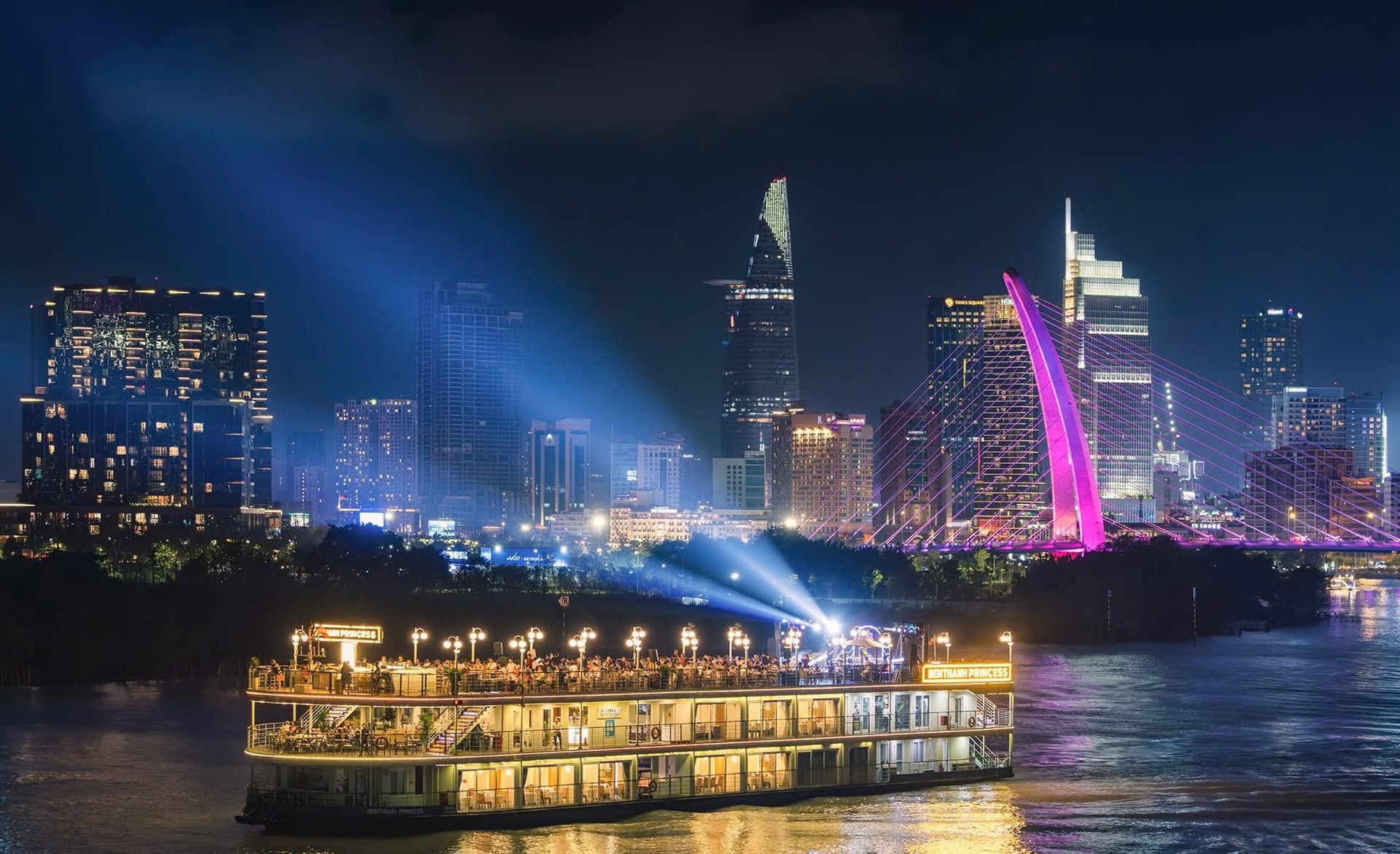 Du lịch trên sông Sài Gòn bằng du thuyền 5 sao luôn thu hút đông đảo du khách tham quan TP.HCM về đêm