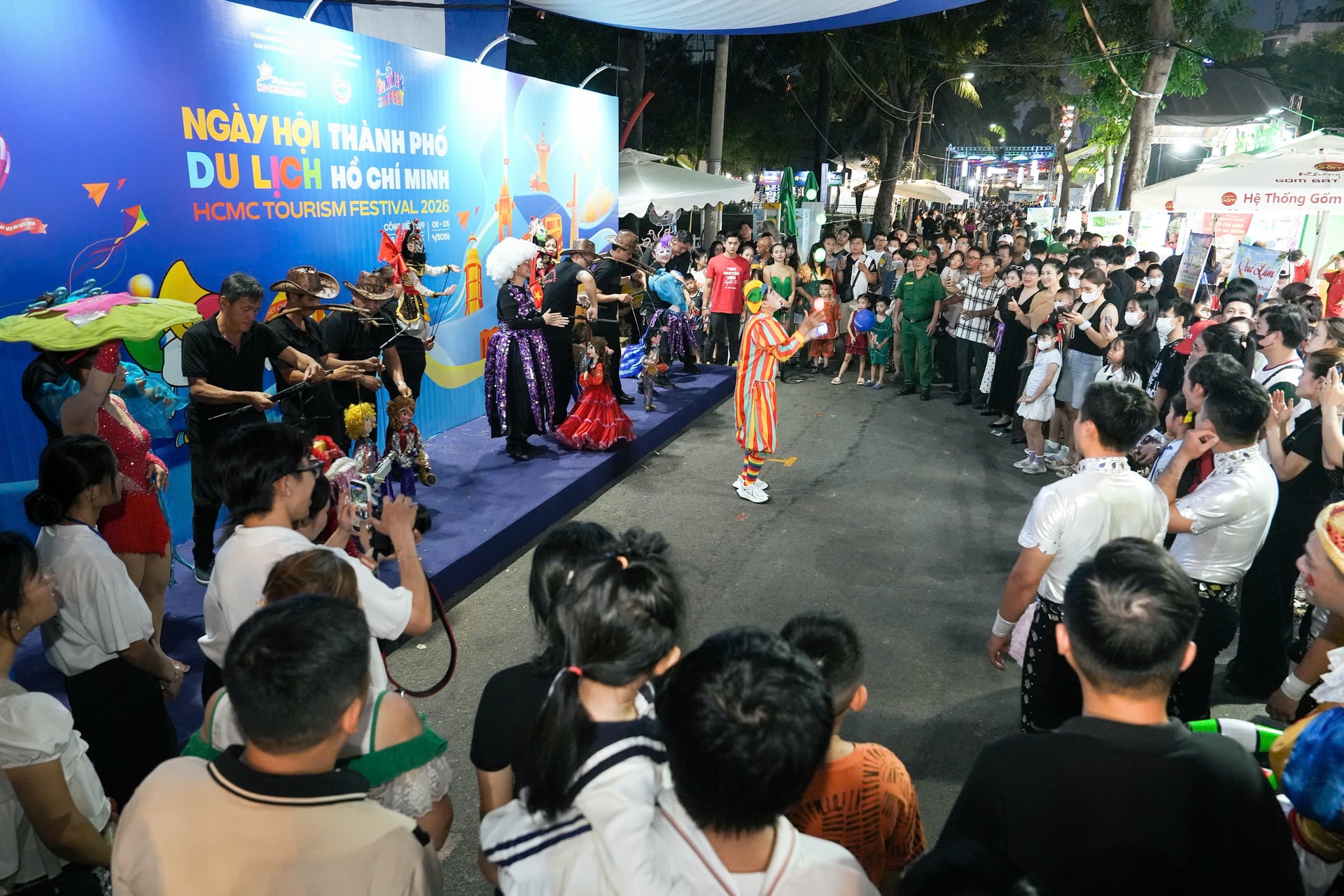 Nhiều hoạt động trình diễn nghệ thuật phục vụ du khách đến lễ hội