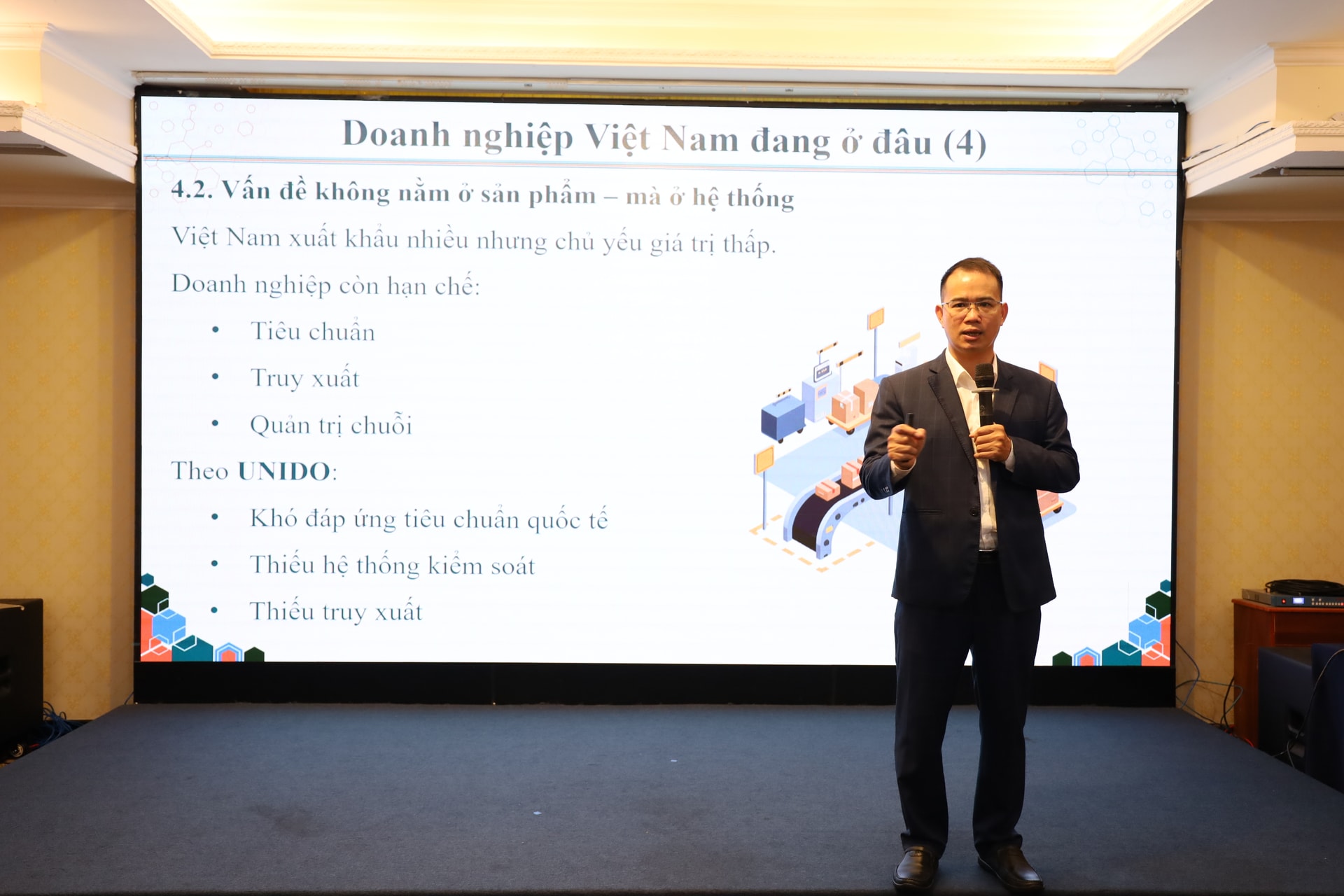 Ông Hoàng Văn Việt - Chủ tịch Cộng đồng doanh nhân trí thức Toàn cầu (GIBA), Giảng viên Đại học Kinh tế Thành phố Hồ Chí Minh (UEH); Nhà sáng lập, Cố vấn chiế