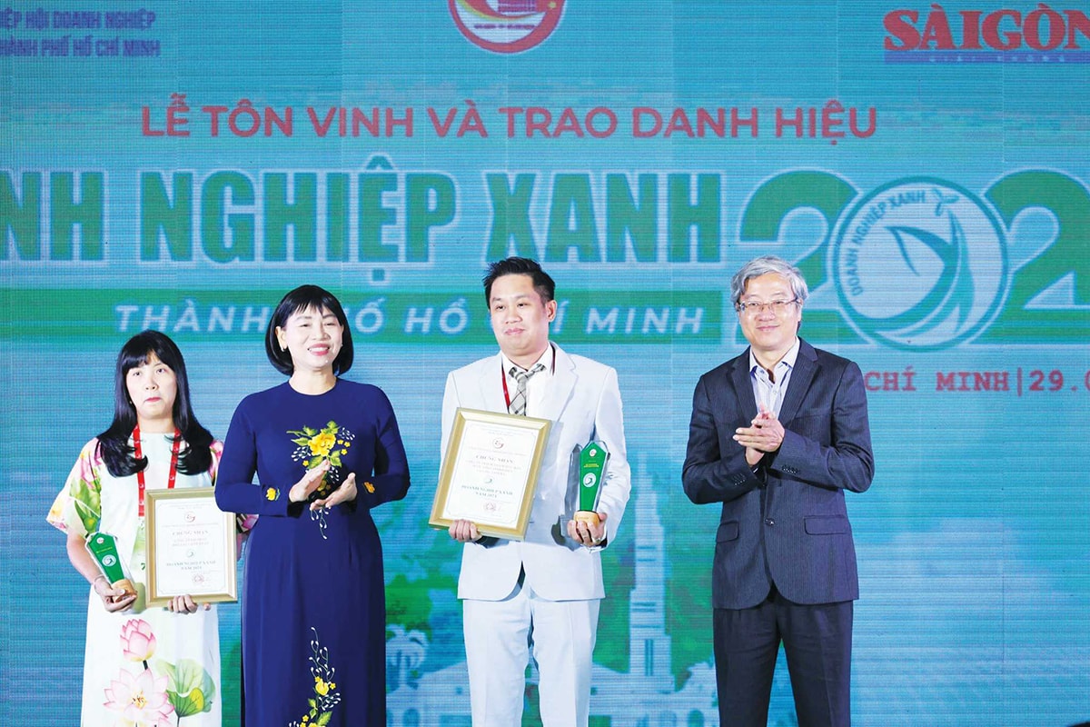 Ông Lê Như Vũ- Tổng giám đốc SAPUWA nhận giải Doanh nghiệp Xanh