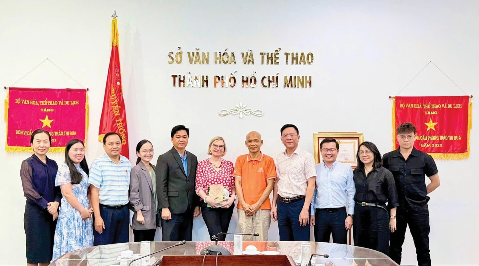 TS Nguyễn Mạnh Hùng (áo cam) - Chủ tịch HĐQT Thái Hà Books trong sự kiện trao đổi và hợp tác lĩnh vực xuất bản tại TP.HCM.