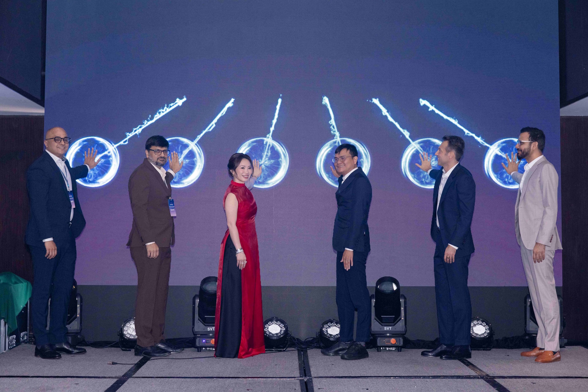 3. Ông Đoàn Hải Nam (thứ 3 từ phải qua), Giám đốc Công nghệ VSOL trong sự kiện Workday ra mắt tại Việt Nam. Ảnh_ Thanh Viết Lê