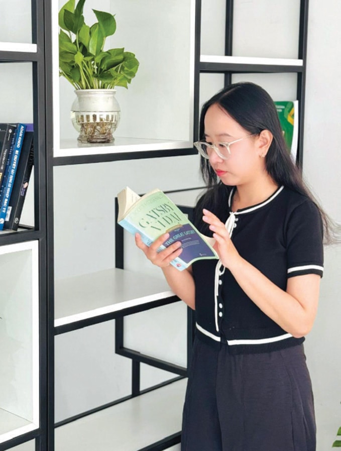 Nhân viên tại AODAN đọc sách ngay tại không gian chung copy