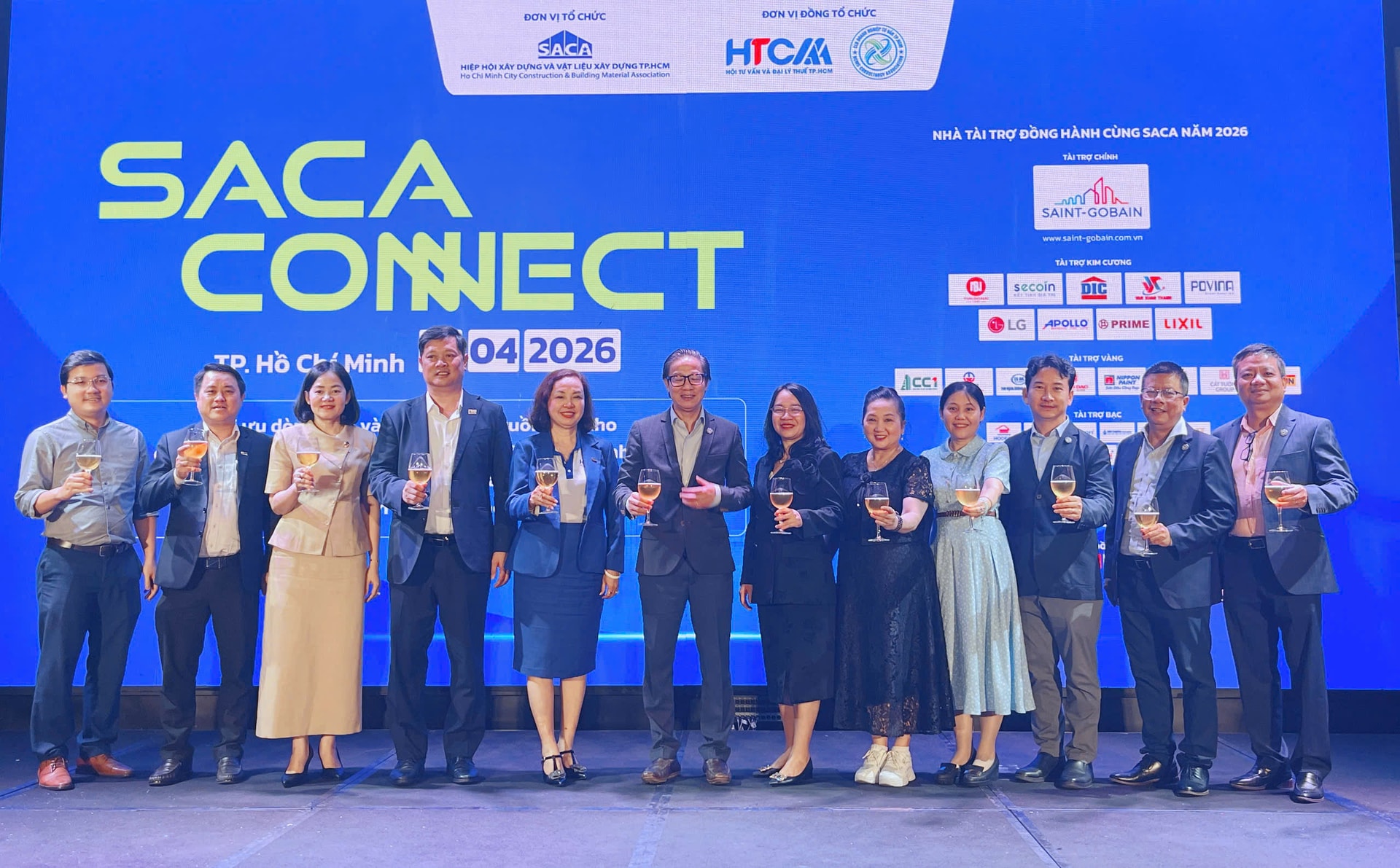 Các doanh nhân tham gia sự kiện SACA Connect cùng chụp hình lưu niệm