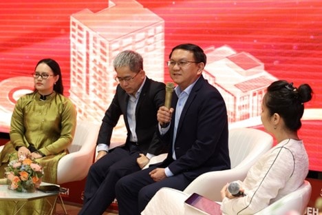 Giám đốc Sở Khoa học và Công nghệ Thành phố Lâm Đình Thắng đang trao đổi với các đại biểu tại Tọa đàm “From Partnership to Co-Creation”