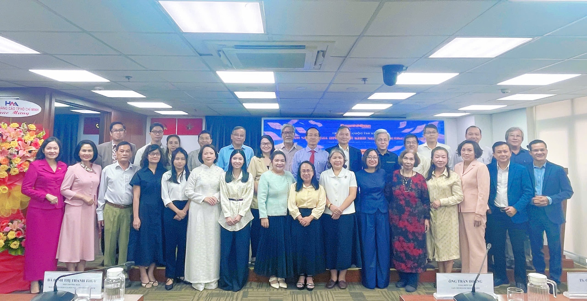 Ban tổ chức, khách mời và thí sinh đạt giải cùng chụp hình lưu niệm tại sự kiện