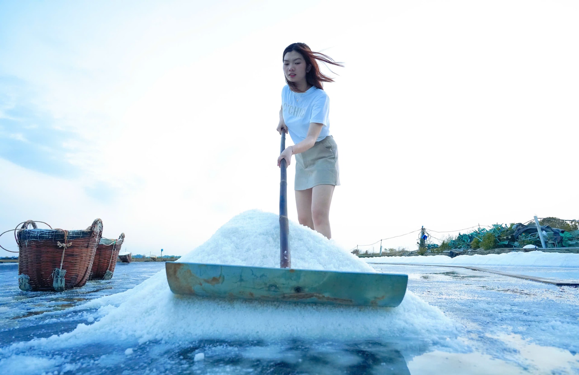 Bạn trẻ trải nghiệm cào muối