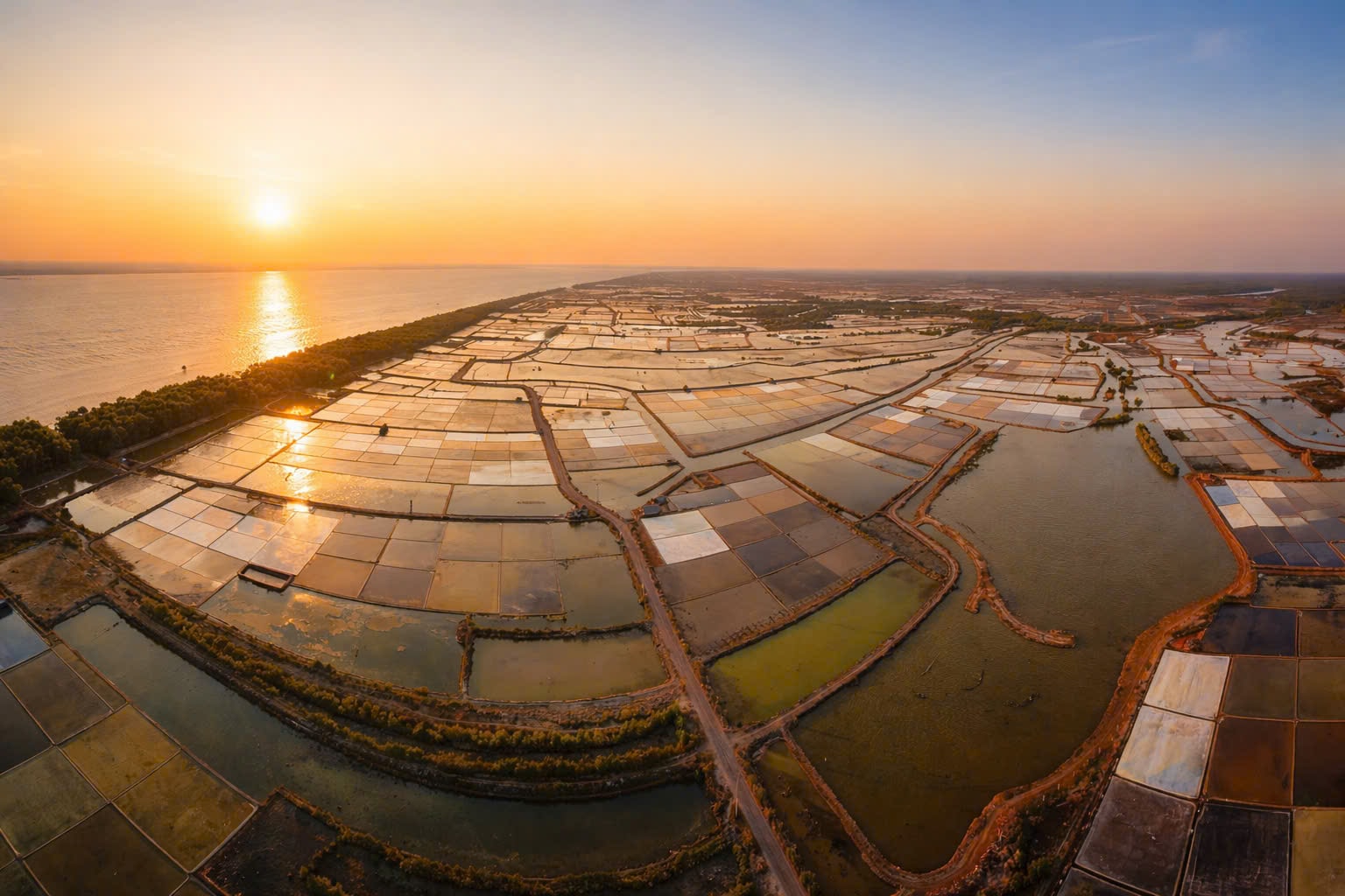Bình minh ở làng muối Lý Nhơn